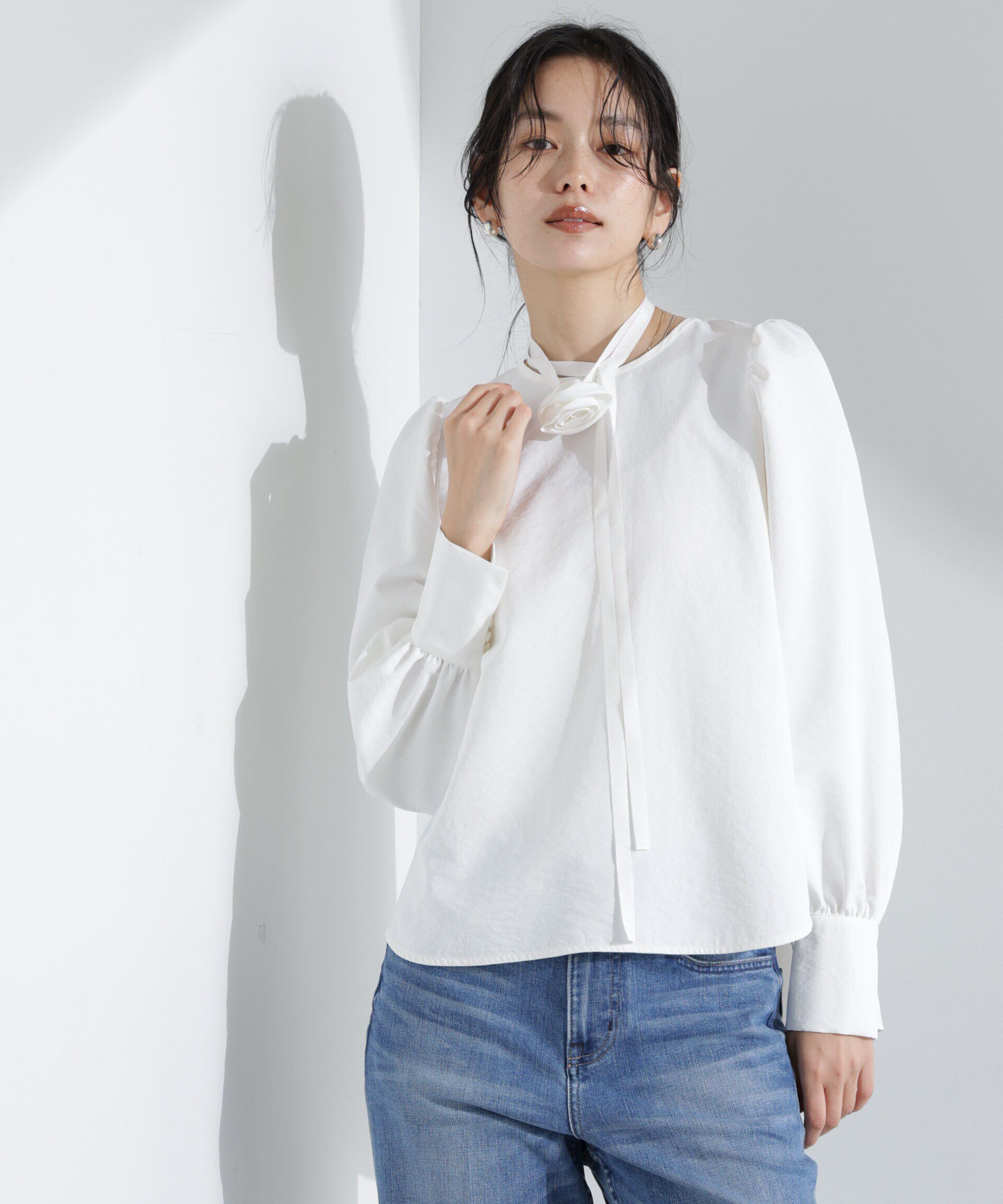 【ナノ・ユニバース/NANO universe】 コサージュチョーカー付きブラウス