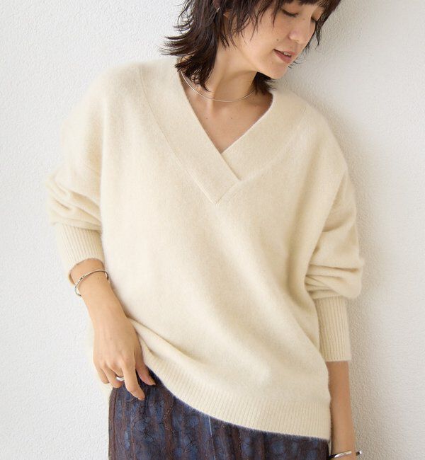 【リヴドロワ/RIVE DROITE】 【華やかな印象に】ヘアリーヤーン深Vネックニット