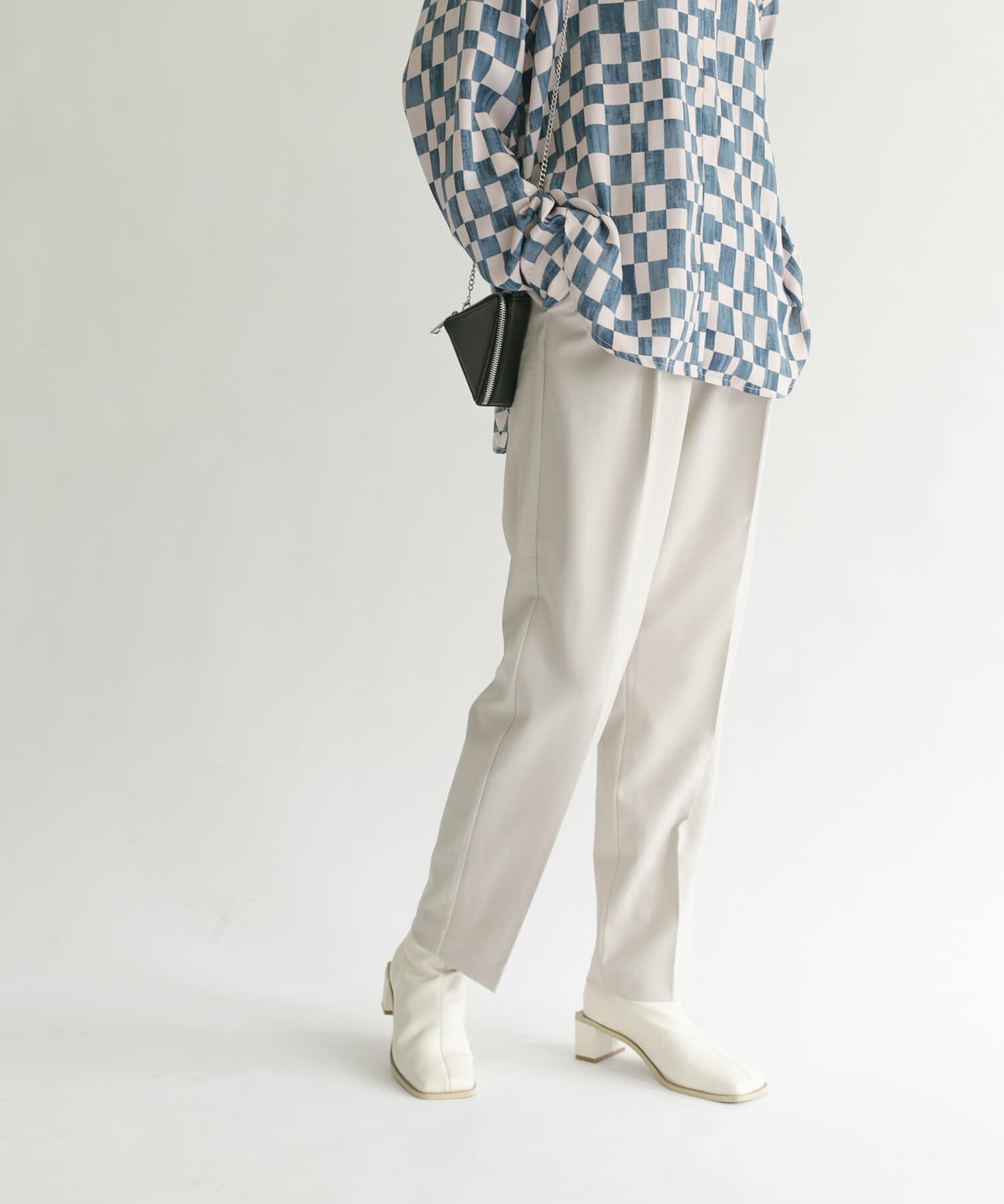 【ケービーエフ/KBF】 illi ワンタックスリムテーパードパンツ