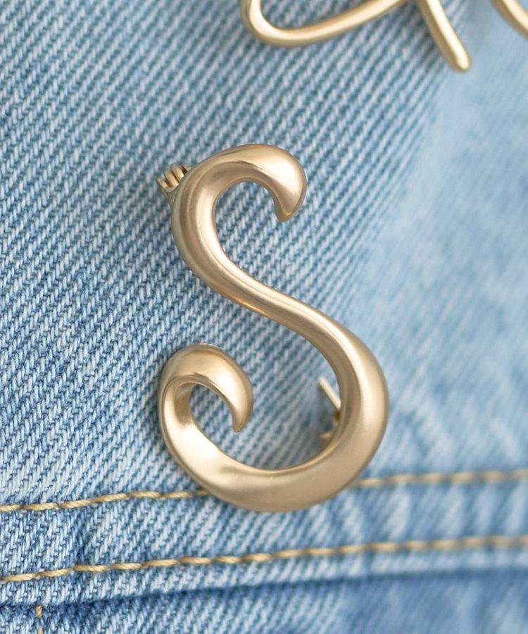 メンズファッションなら|【アースミュージックアンドエコロジー/earth music&ecology】 イニシャルブローチ