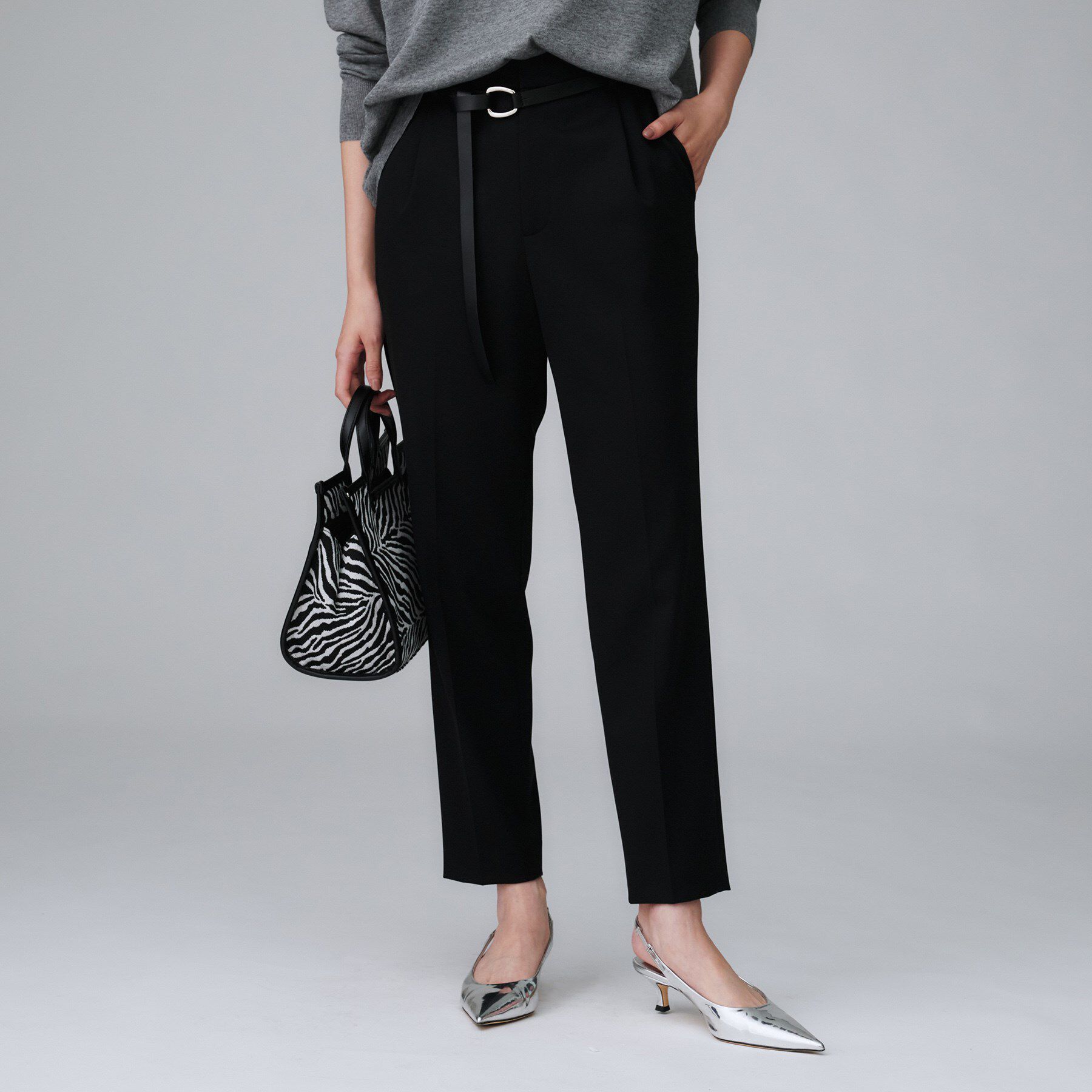 【アンタイトル/UNTITLED】 【はっ水/後ろウエストゴム/洗える】ストレッチテーパードパンツ