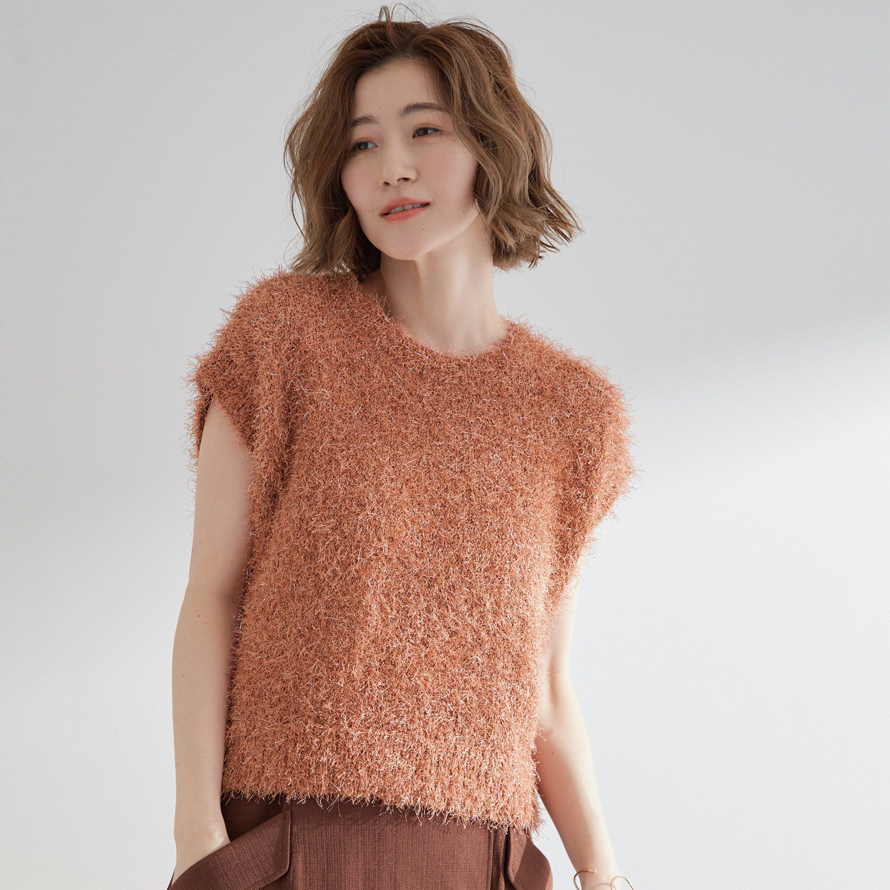 【グローブ/grove】 夏の余韻と秋の気配をつなぐ ラメフェザーニットベスト