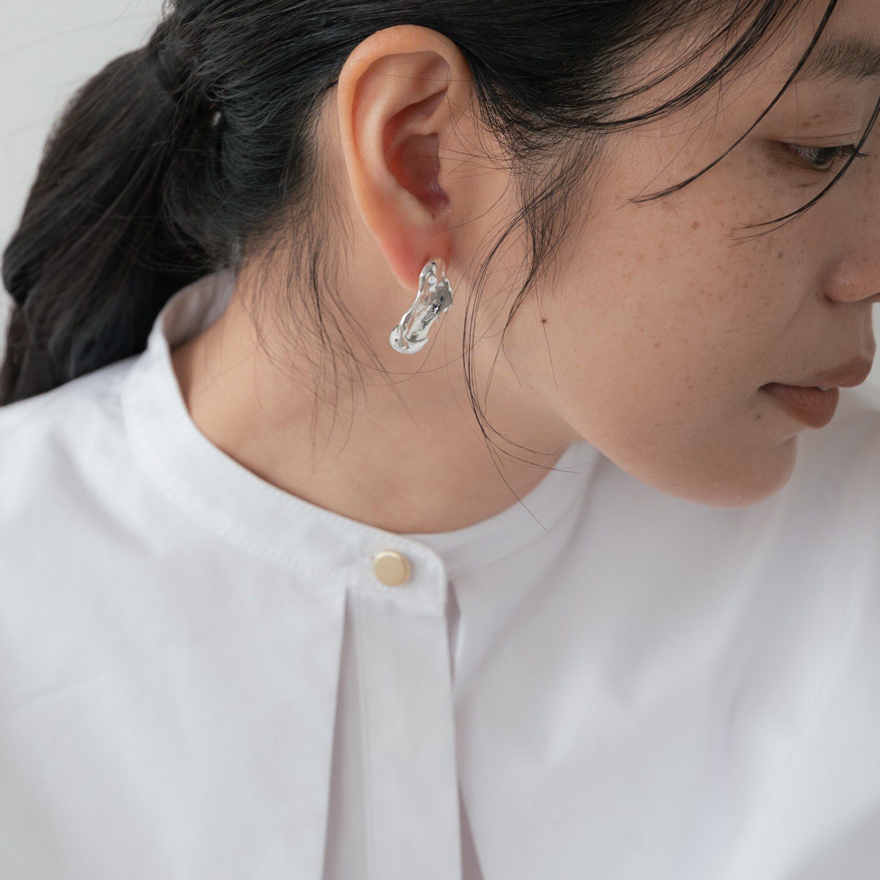 【インディヴィ/INDIVI】 【LAPUIS】Oyster pierced earrings
