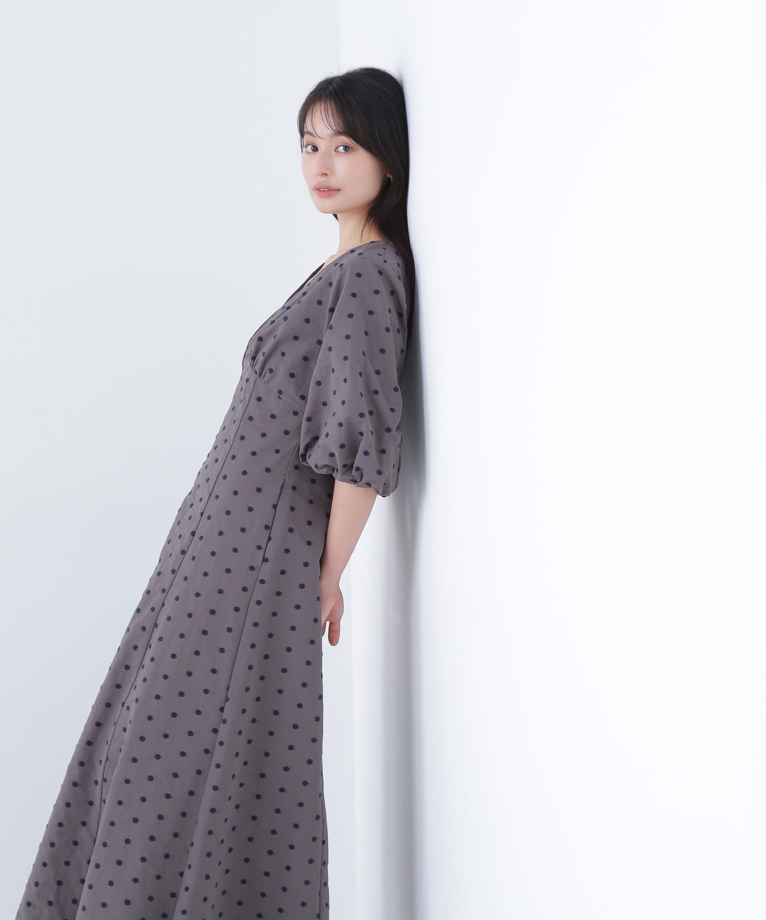 【ナチュラルビューティーベーシック/NATURAL BEAUTY BASIC】 ドット刺繍タフタワンピース