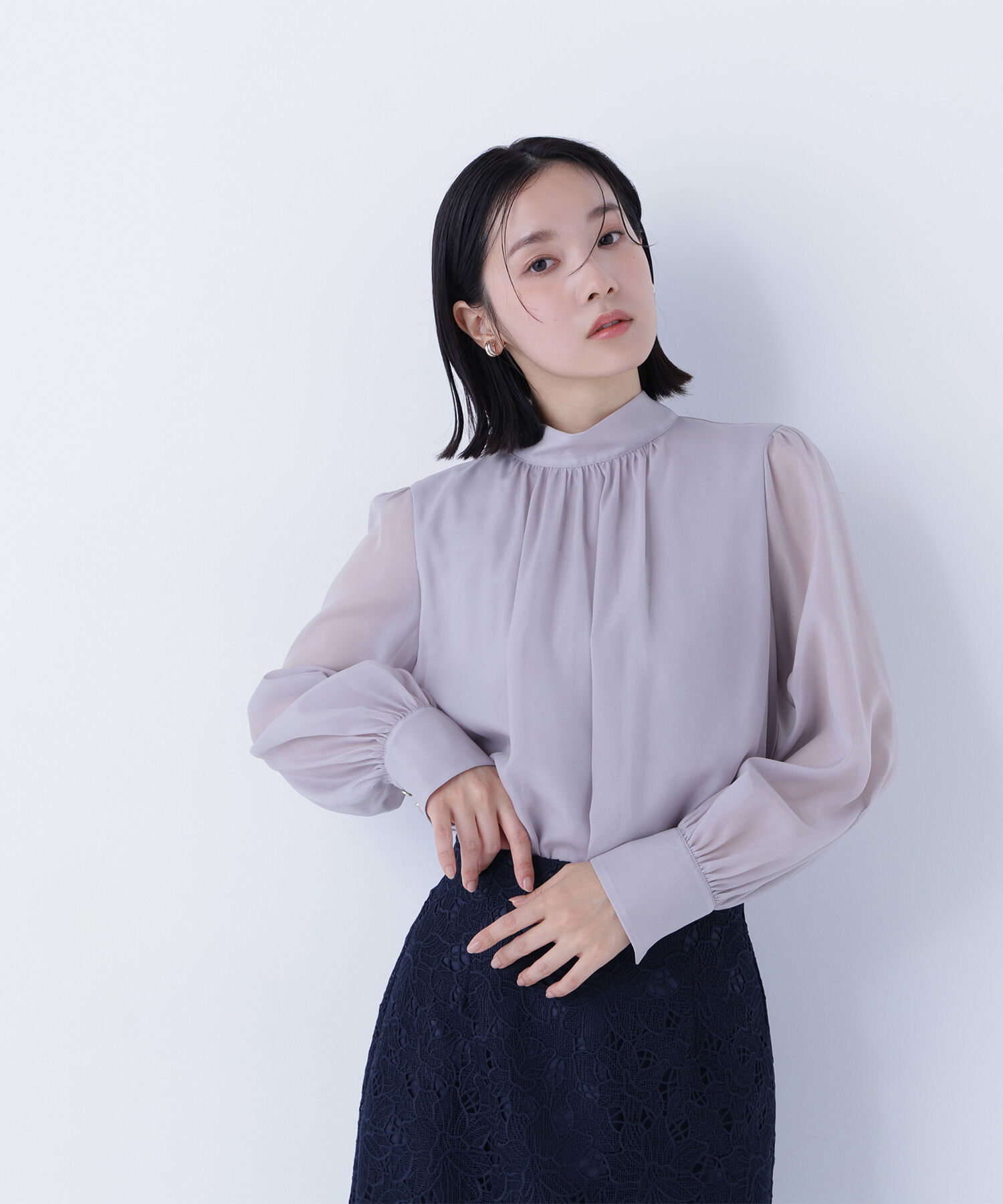 【ナチュラルビューティーベーシック/NATURAL BEAUTY BASIC】 ハイネックボリュームシアーブラウス