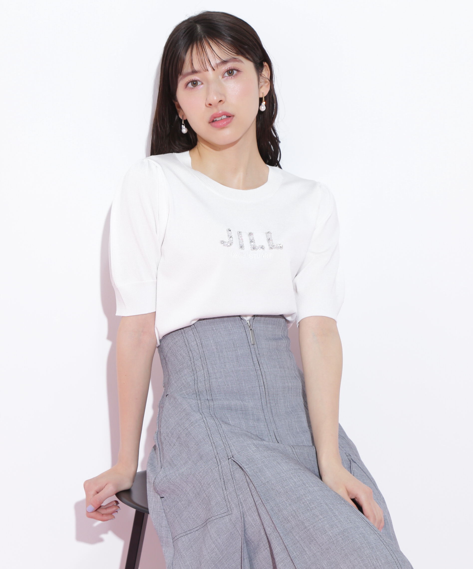 【ジル　バイ　ジル　スチュアート/JILL by JILL STUART】 パールミニロゴパフスリーブニットトップス