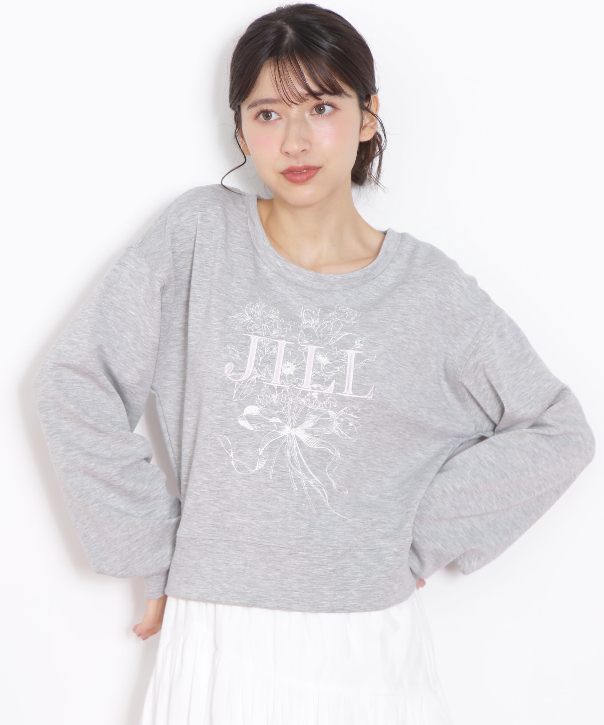 メンズファッションなら|【ジル　バイ　ジル　スチュアート/JILL by JILL STUART】 リボンブーケロゴ刺繍スウェット