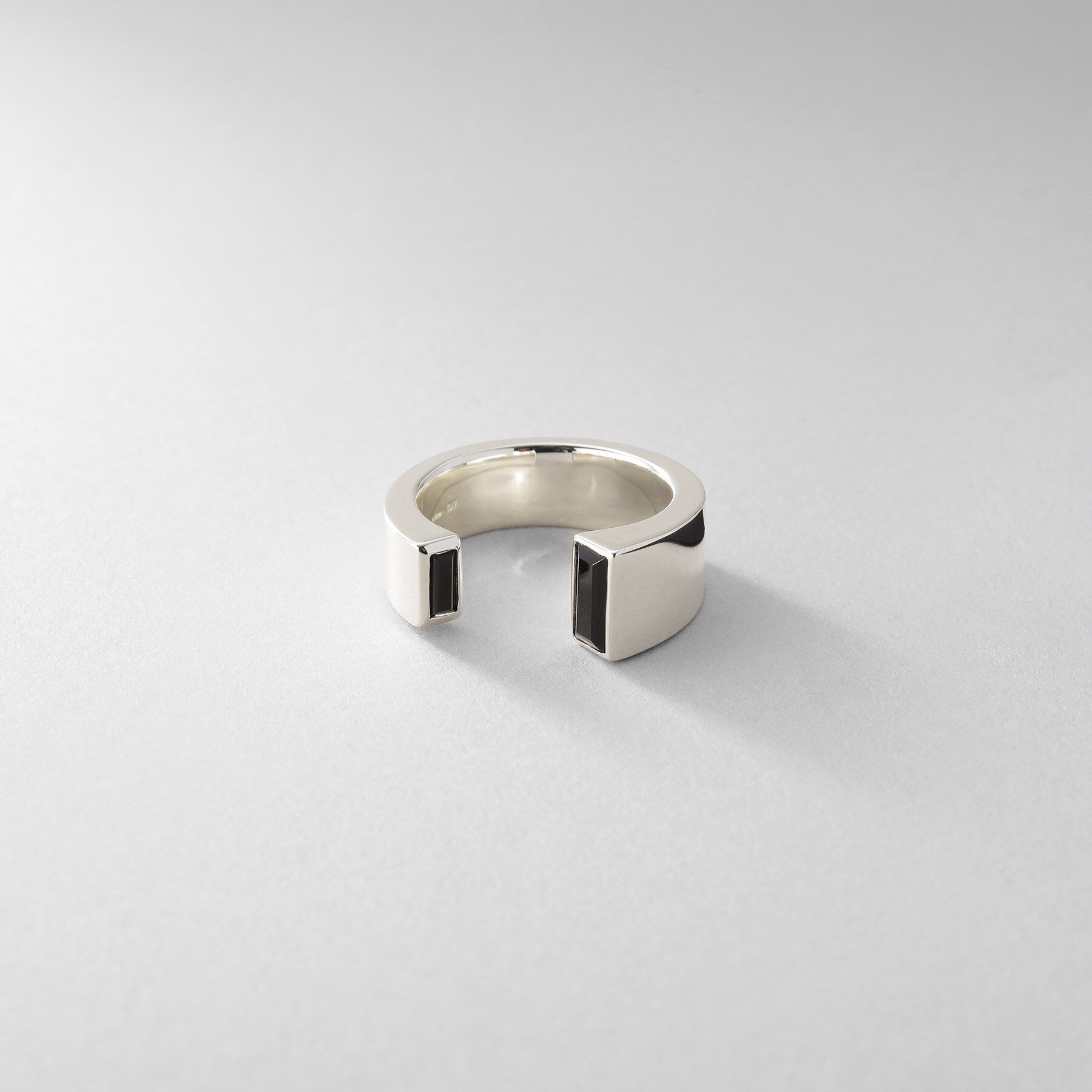 人気ファッションメンズ|【ココシュニック/COCOSHNIK】 シルバー オニキス バケットカットオープンリング