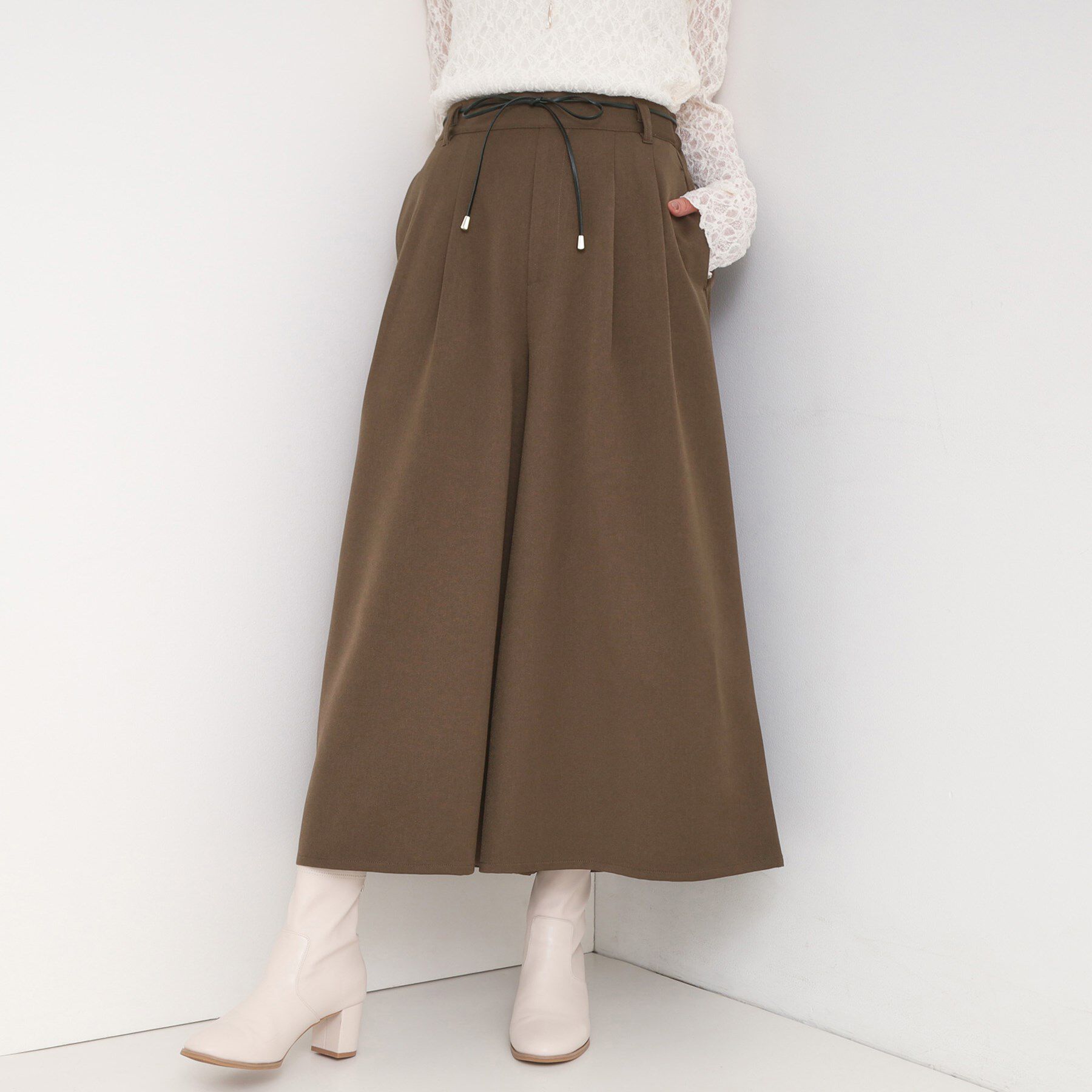 【シューラルー/SHOO・LA・RUE】 【S-LL/2点セット】脚のラインを拾いにくい ベルト付きタックスカーチョパンツ