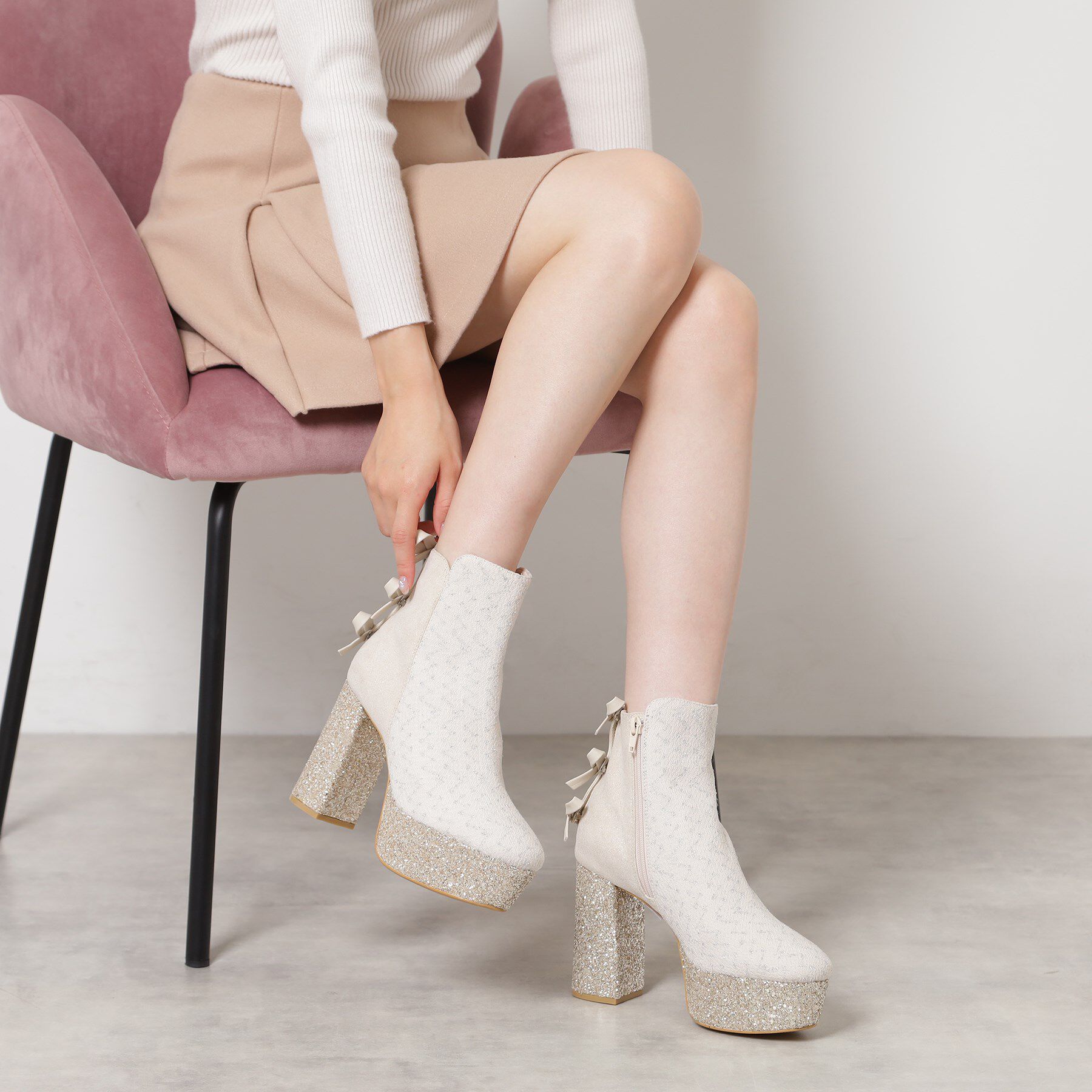 【エスペランサ/ESPERANZA】 【ラク盛り／ショートブーツ】リピーター続出／脚長美脚 3連バックリボングリッターヒールショートブーツ