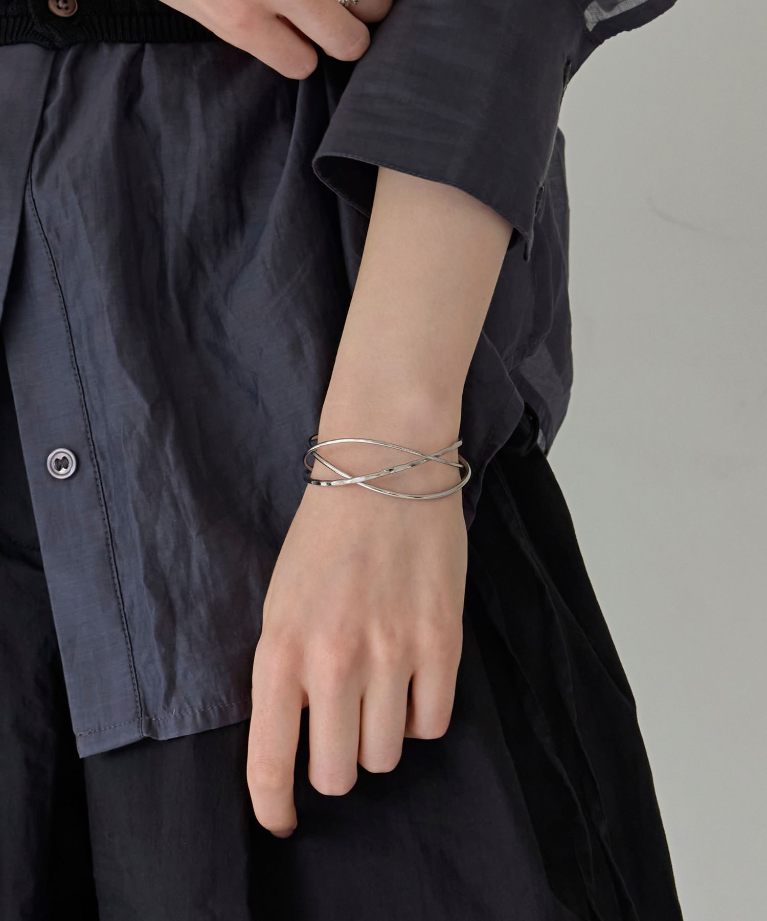 【フィービィー/Phoebe】 グリッターワイドカフバングル シルバー