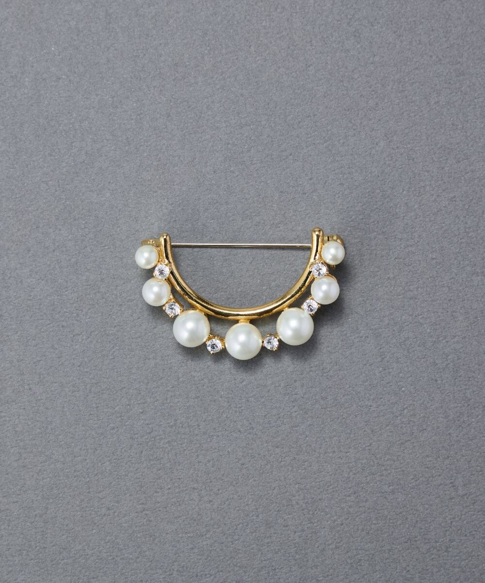【フィービィー/Phoebe】 フォーマルパールビジューハーフブローチ ゴールド