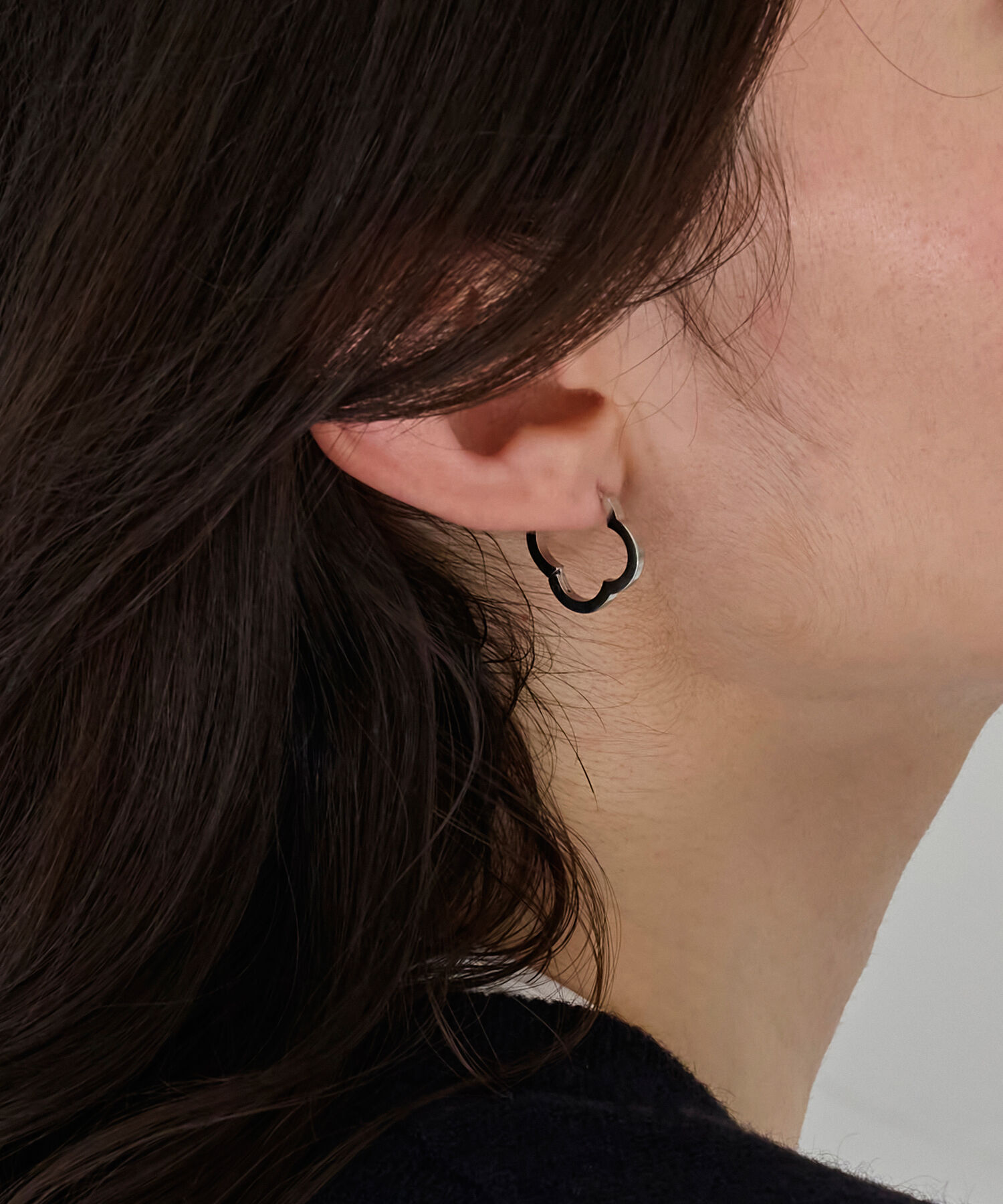 【フィービィー/Phoebe】 【金属アレルギー対応】フラワーワンタッチフープピアス シルバー/サージカルステンレス