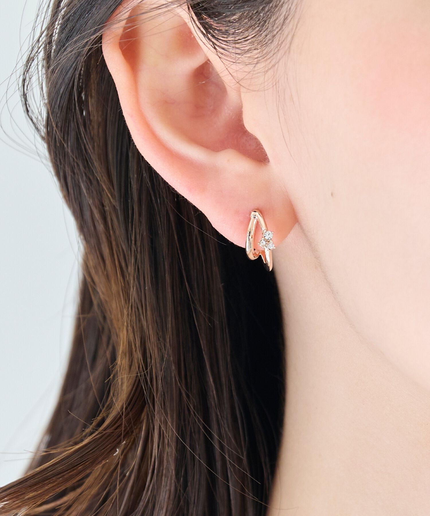 【フィービィー/Phoebe】 【痛くないシリーズ/アレルギー対応】シャイニーダブルフープライトフィットイヤリング シャンパン