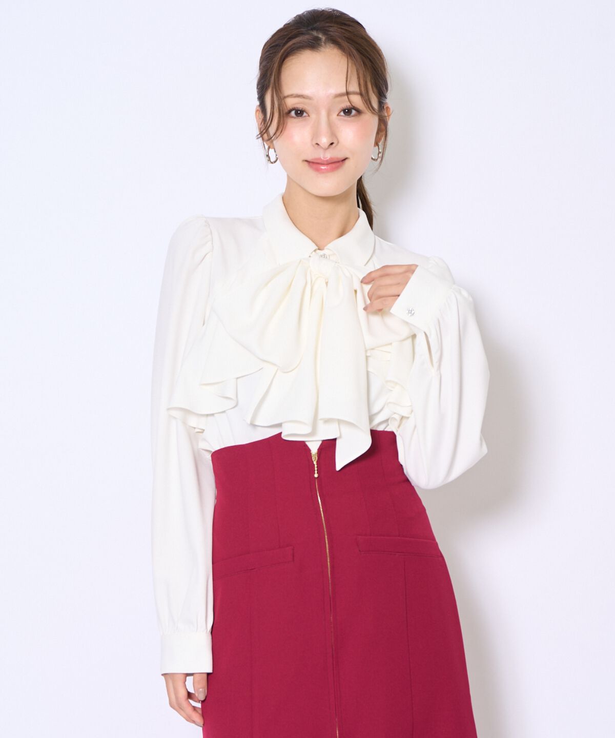 【アンドクチュール/AND COUTURE】 ビジューボタンフリルケープ長袖ブラウス