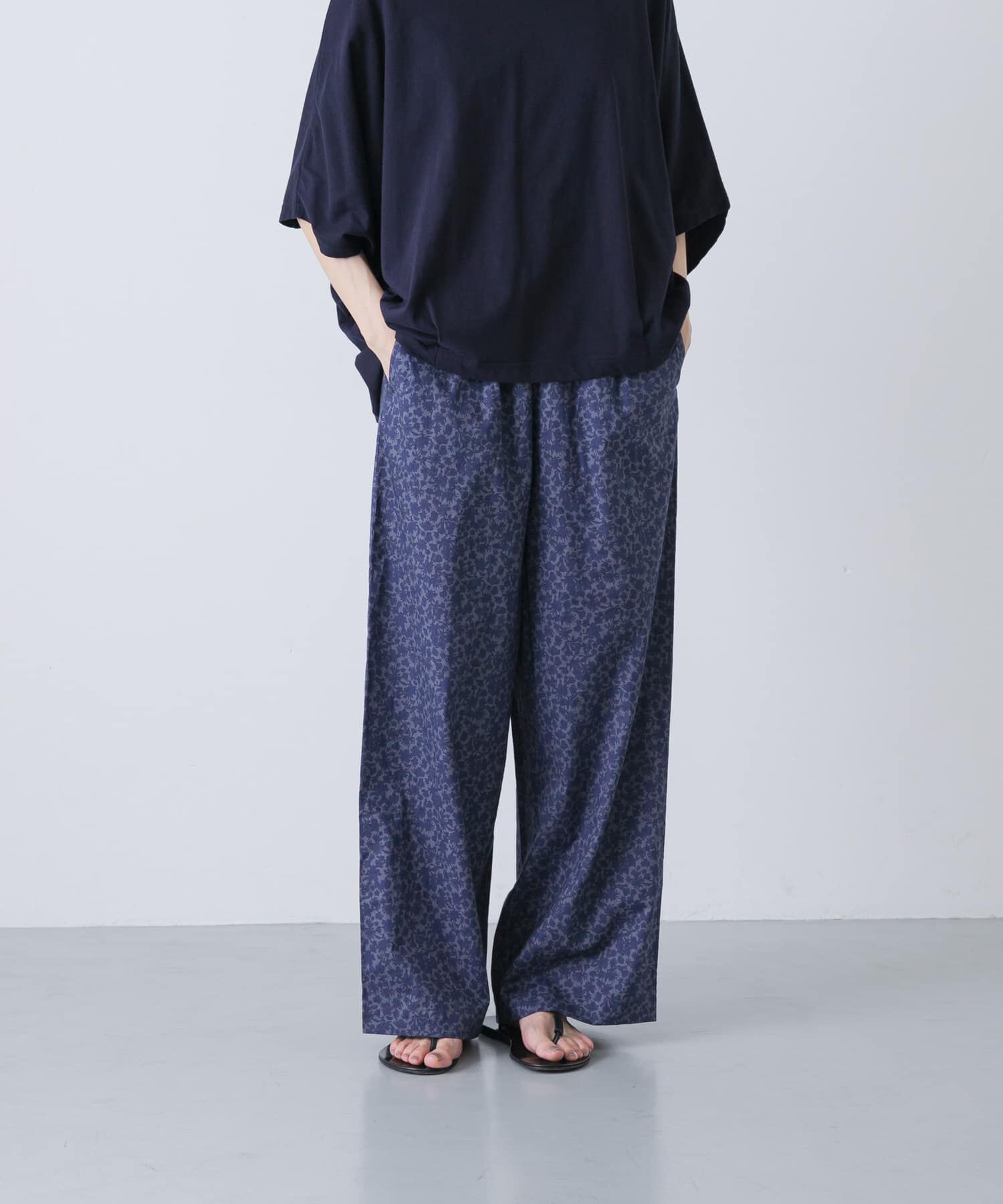 新品タグ付◆ BLUE かぐれ 小花柄プリントイージーパンツ　DOORS 新品タグ付◇ BLUE かぐれ 小花柄プリントイージーパンツ DOORS