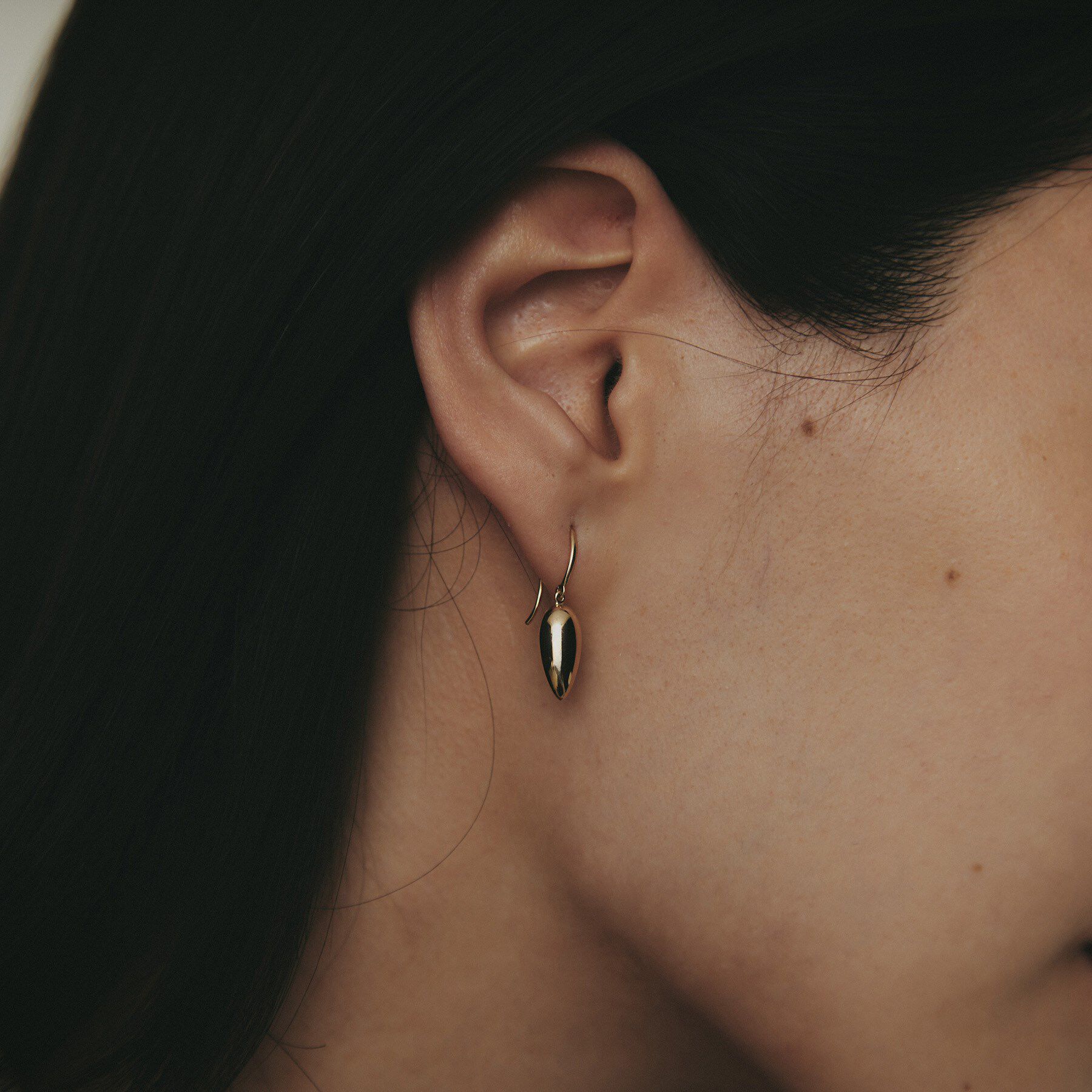 K10中空ドロップシェイプ フックピアス（COCOSHNIK）｜ルミネの