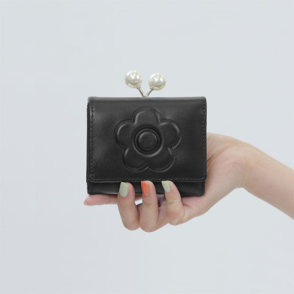 (最終)エンボスデイジーパール ミニウォレット エンボスデイジーパール ミニウォレット（MARY QUANT）｜ルミネの
