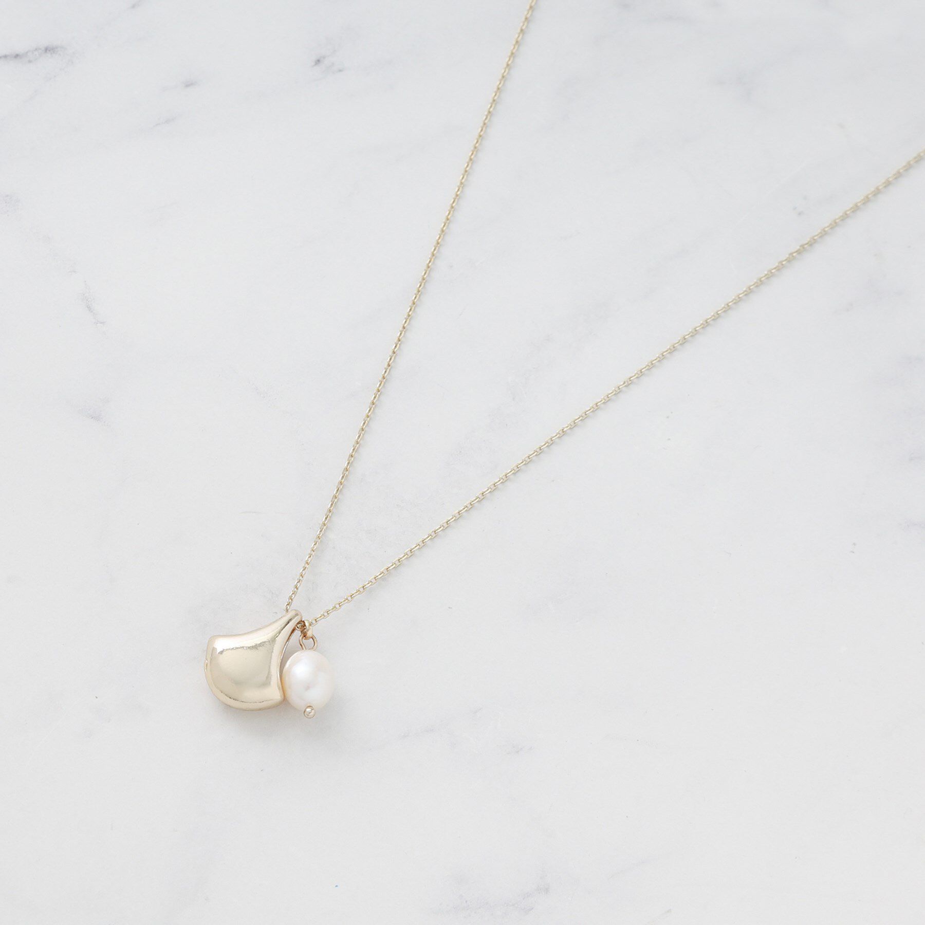 Reflect「【チェーン長さ調節可】リーフパーツ&times;淡水パールネックレス」|ネックレス|