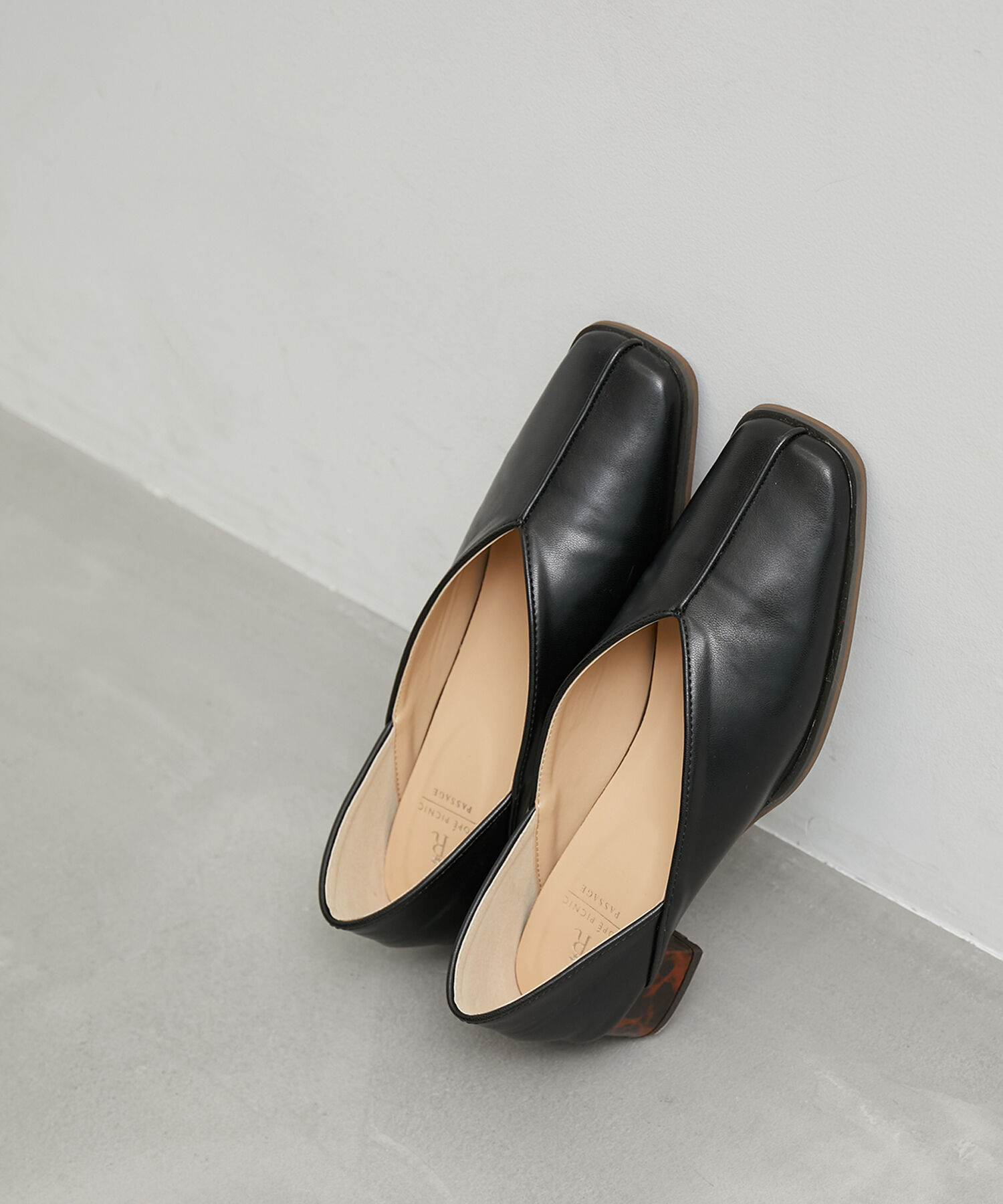 ROPE PICNIC PASSAGE「スクエアトゥセンターシーム甲深バブーシュ」|パンプス|ブラック(01)