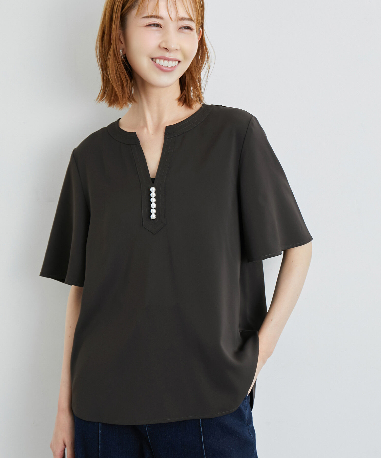 Rope&rsquo;Picnic「白からの解放！多機能ブラウス/キーネックパールハーフブラウス」|シャツ・ブラウス|チャコール(06)