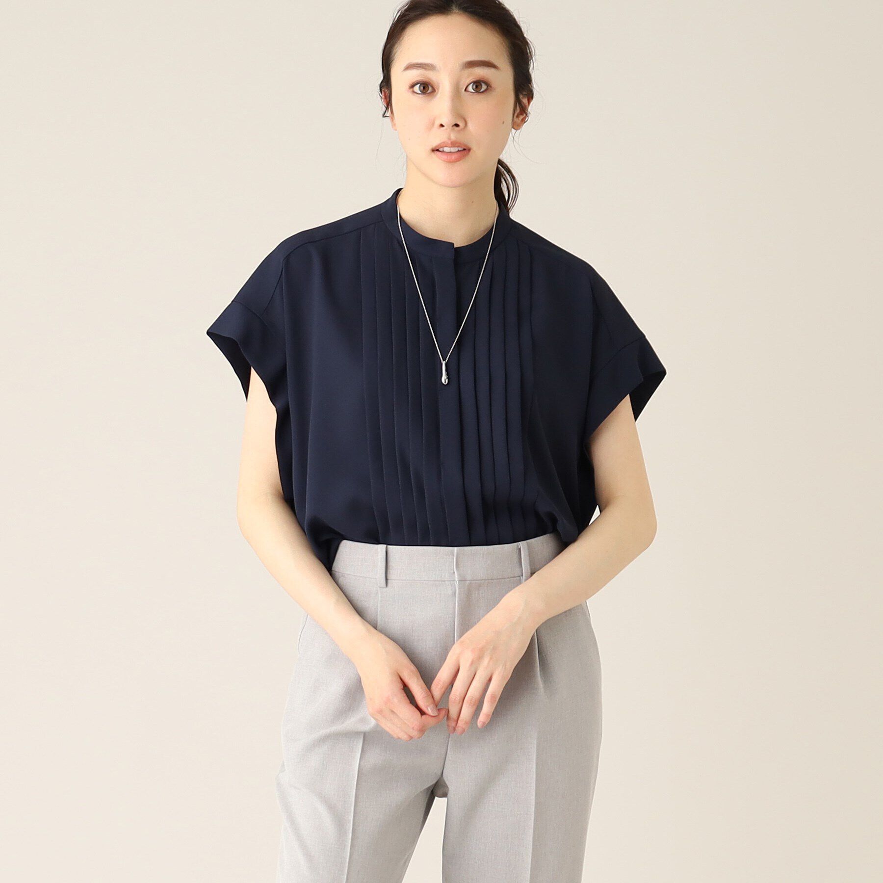 UNTITLED「【大人気！／ゆったり軽い／洗える】フロントタック ジョーゼットシャツ」|シャツ・ブラウス|ネイビー(093)