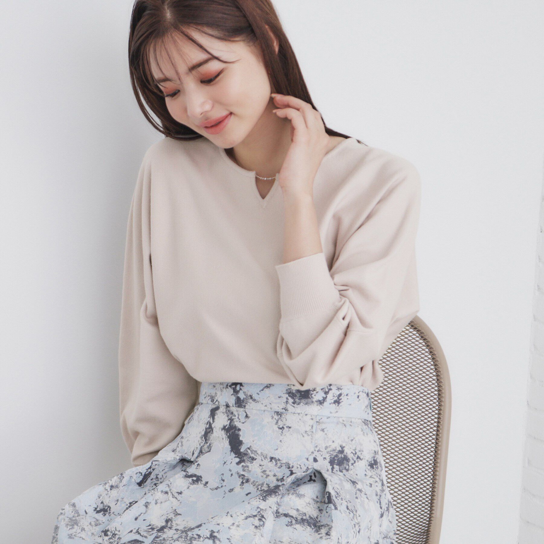 index「《5color/XS-LL》キーネックビジュードルマンニット【洗濯機洗い可】」|ニット・セーター|グレージュ(050)