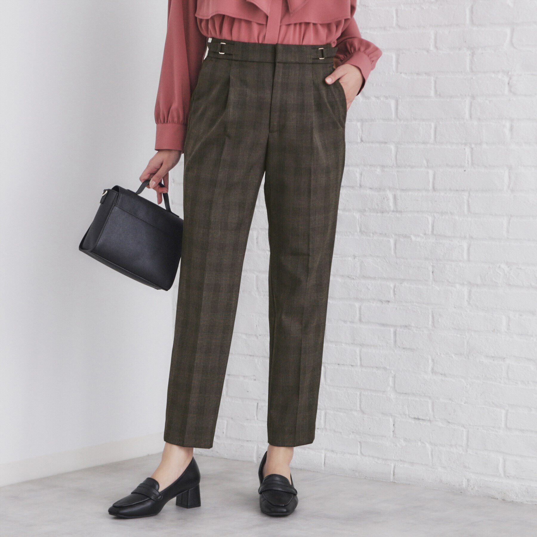 index「サイドベルト付きストレッチテーパードパンツ【洗濯機洗い可/イージーアイロン/防シワ】」|その他|チャコールグレー(2