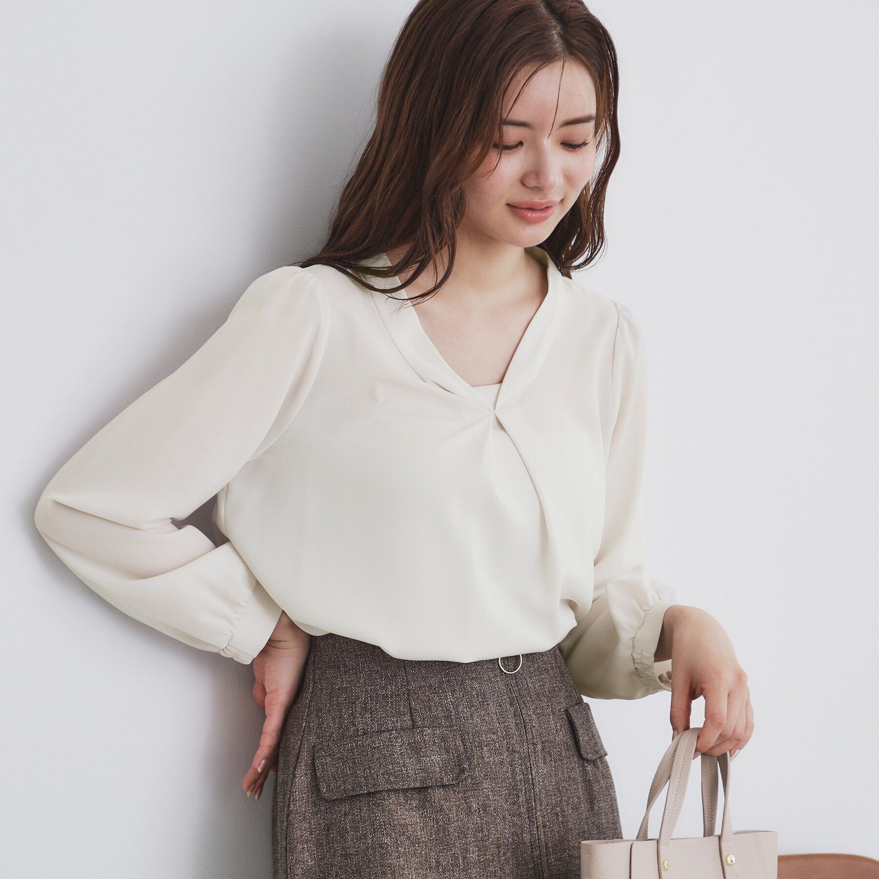 index「タックロールVネックブラウス【洗濯機洗い可/イージーアイロン/防シワ】」|シャツ・ブラウス|