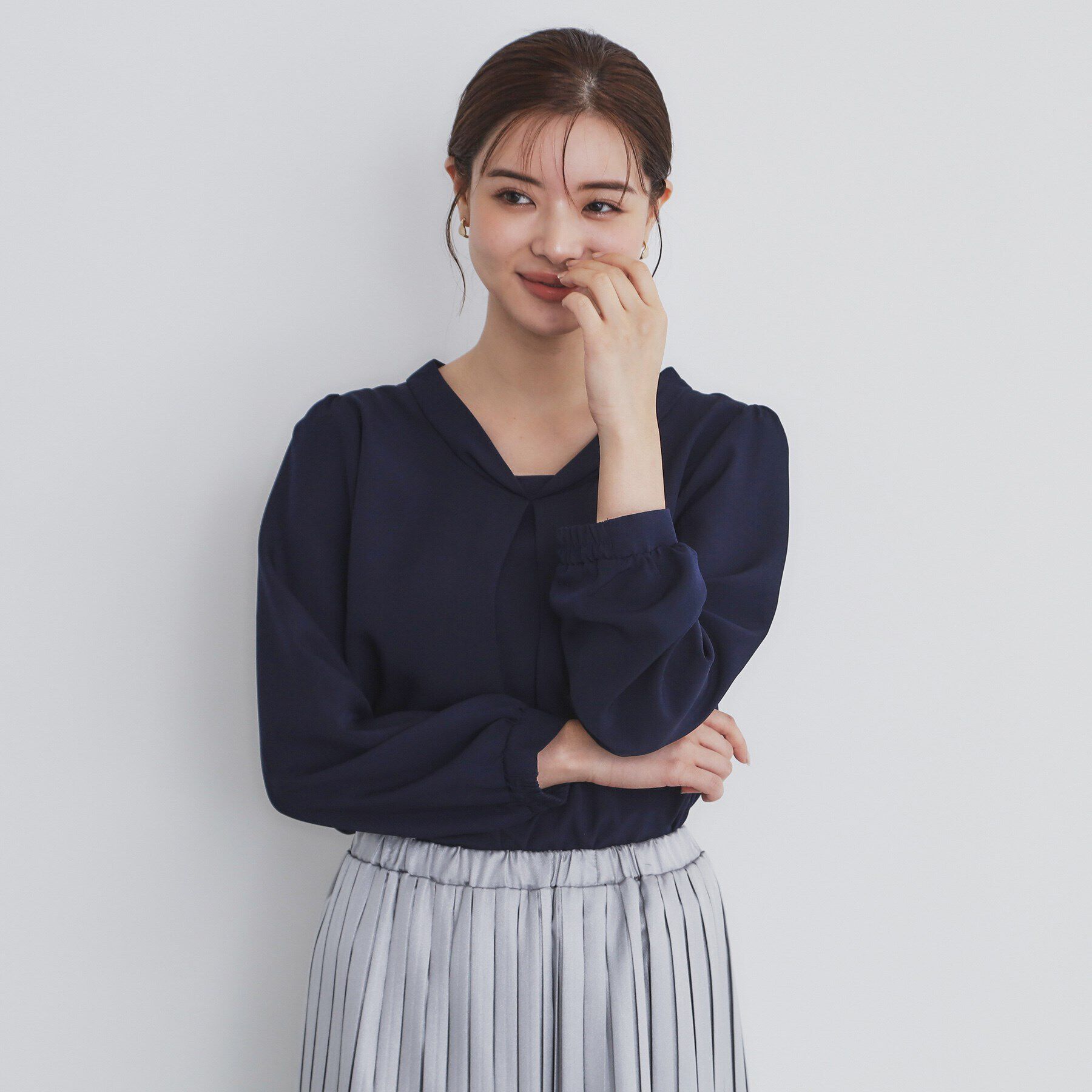 index「タックロールVネックブラウス【洗濯機洗い可/イージーアイロン/防シワ】」|シャツ・ブラウス|ネイビー(094)