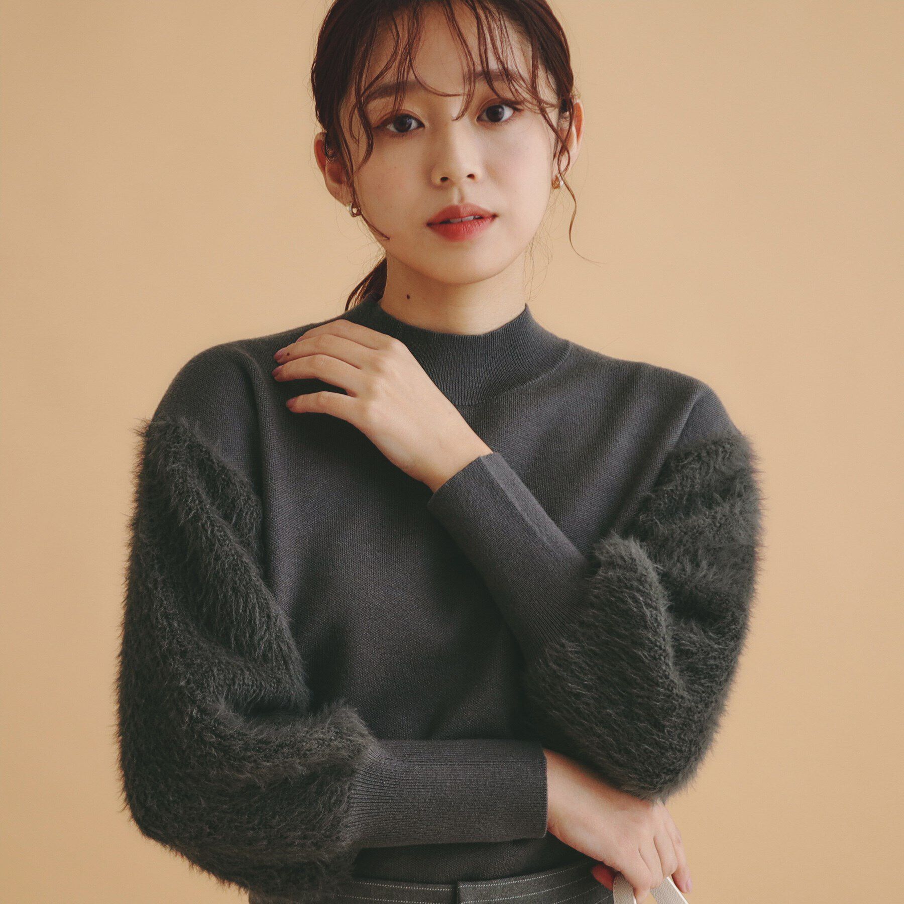 index「《美人百花掲載》フェザースリーブハイネックニット【洗濯機洗い可】」|ニット・セーター|チャコールグレー(0