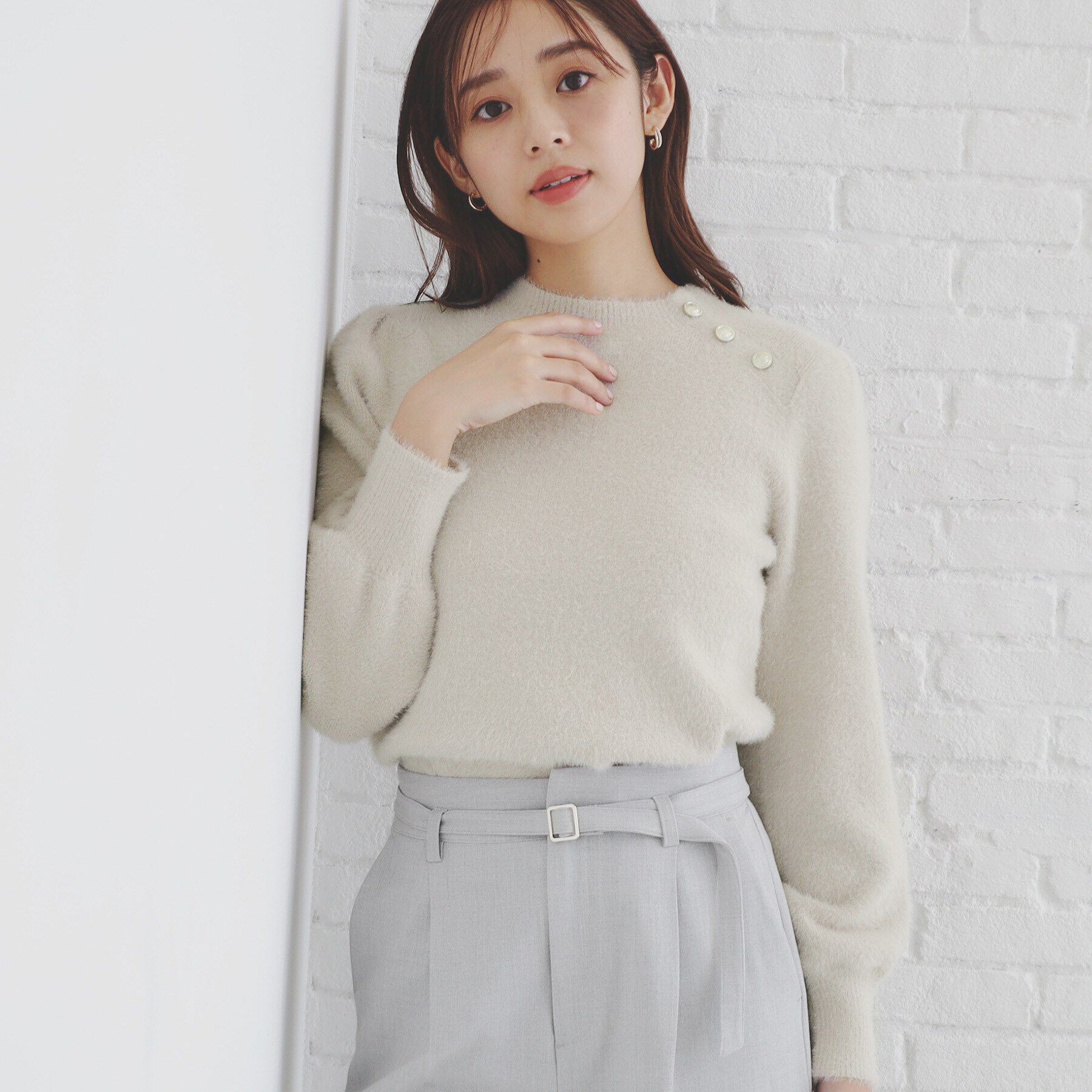 index「ゴールドボタンパフスリーブラメフェザーニット【洗濯機洗い可】」|ニット・セーター|グレージュ(050)