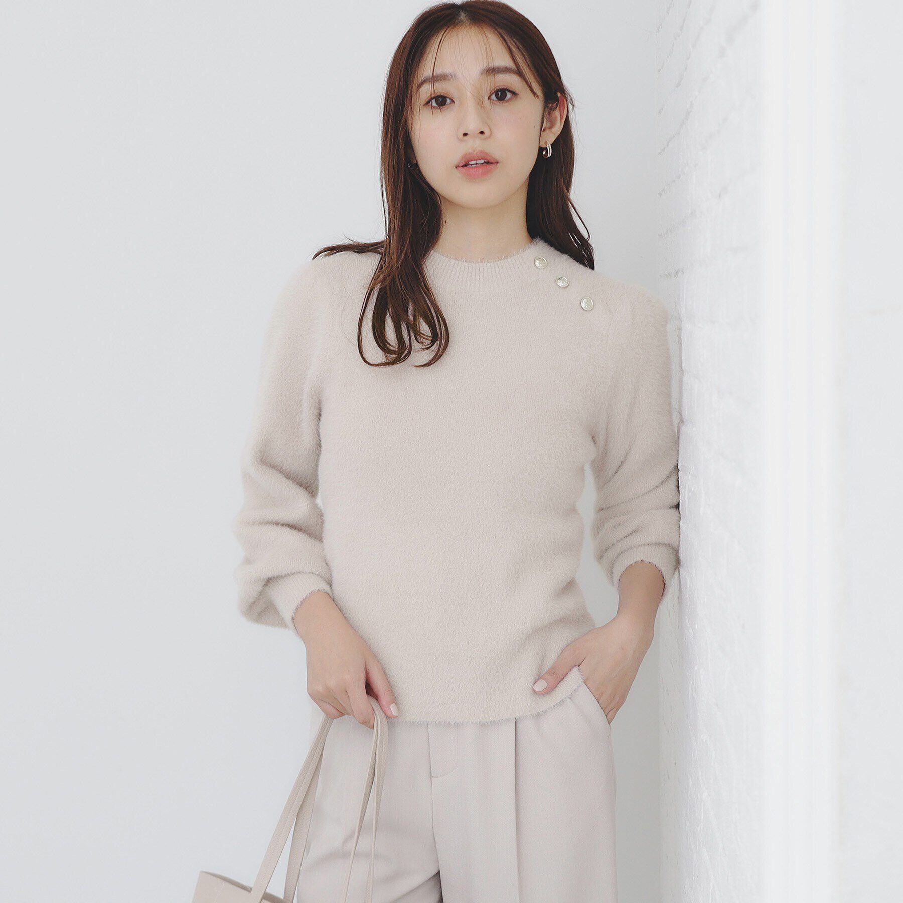 index「ゴールドボタンパフスリーブラメフェザーニット【洗濯機洗い可】」|ニット・セーター|