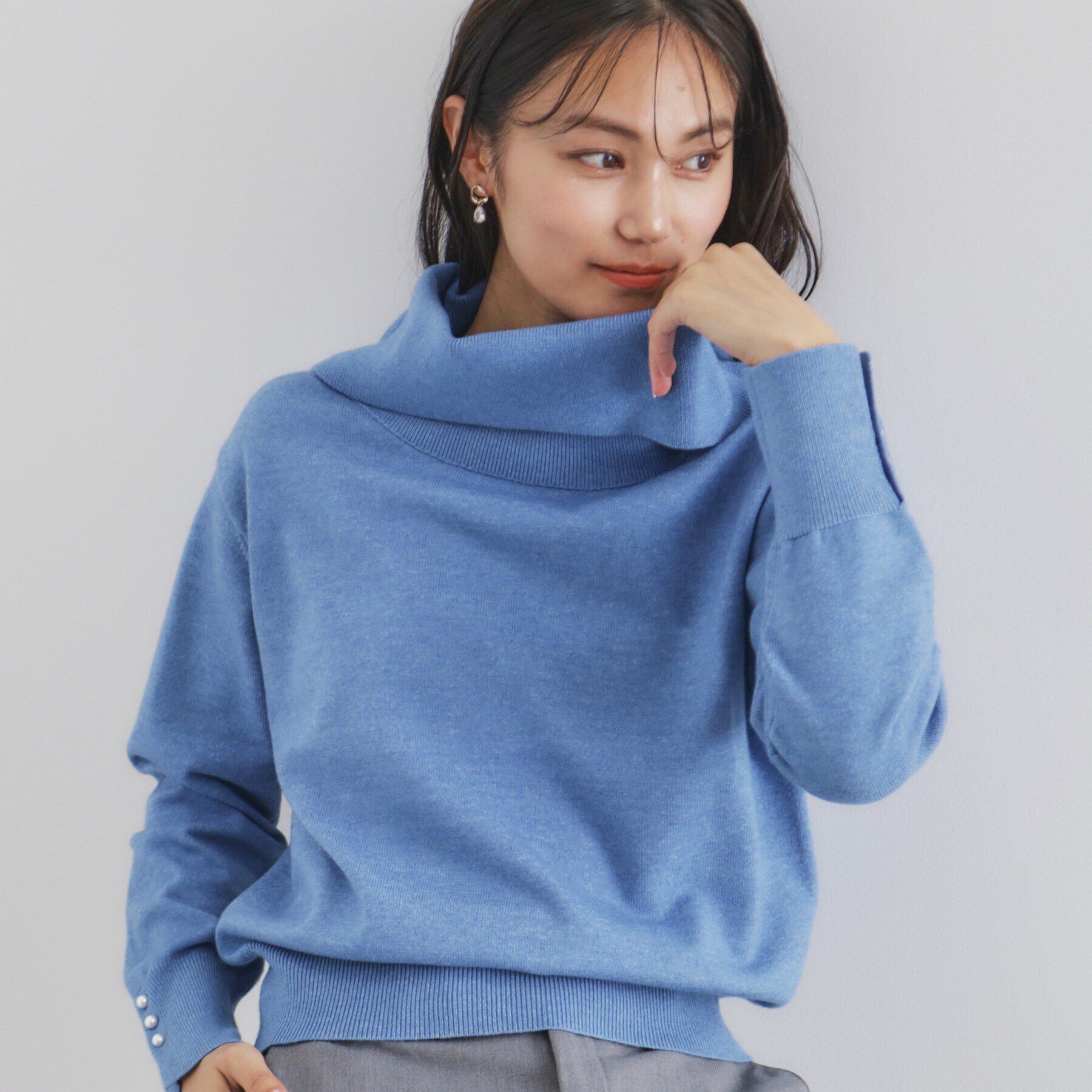 index「《8color/XS-LLsize》パール調ボタン付きオフタートルニット【洗濯機洗い可】」|ニット・セーター|ブルー(892)