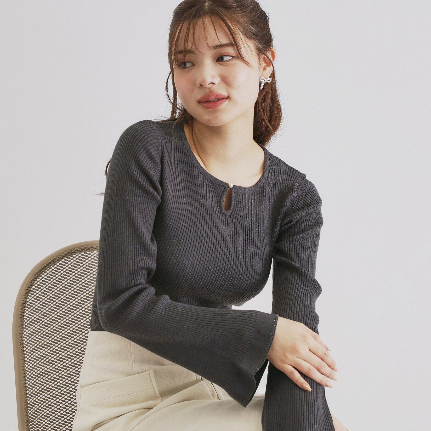 index「フロントパール袖フリルリブニット【洗濯機洗い可】」|ニット・セーター|チャコールグレー(0