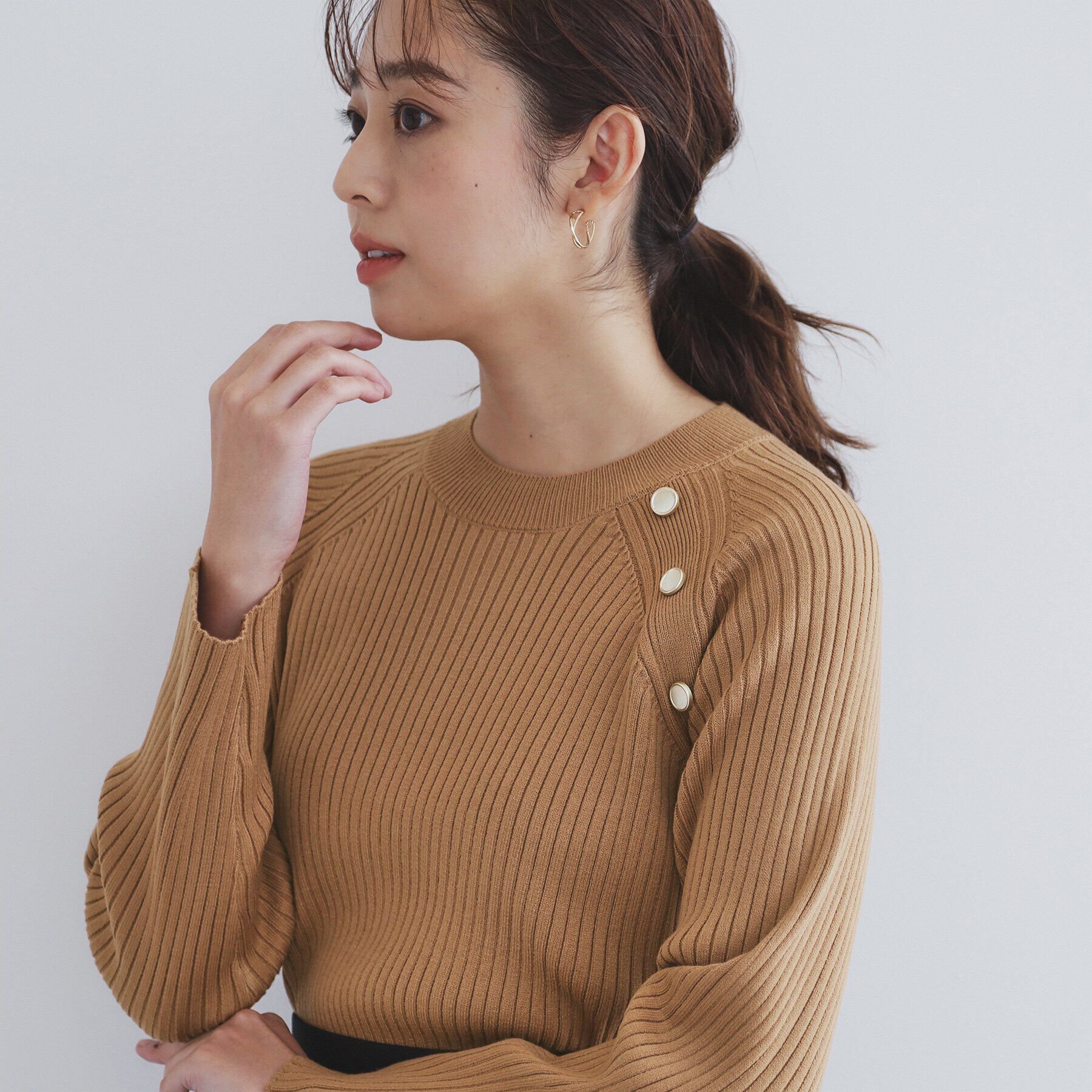 index「ゴールドボタンワイドリブニット【洗濯機可/抗ピル】」|ニット・セーター|キャメルブラウン(0