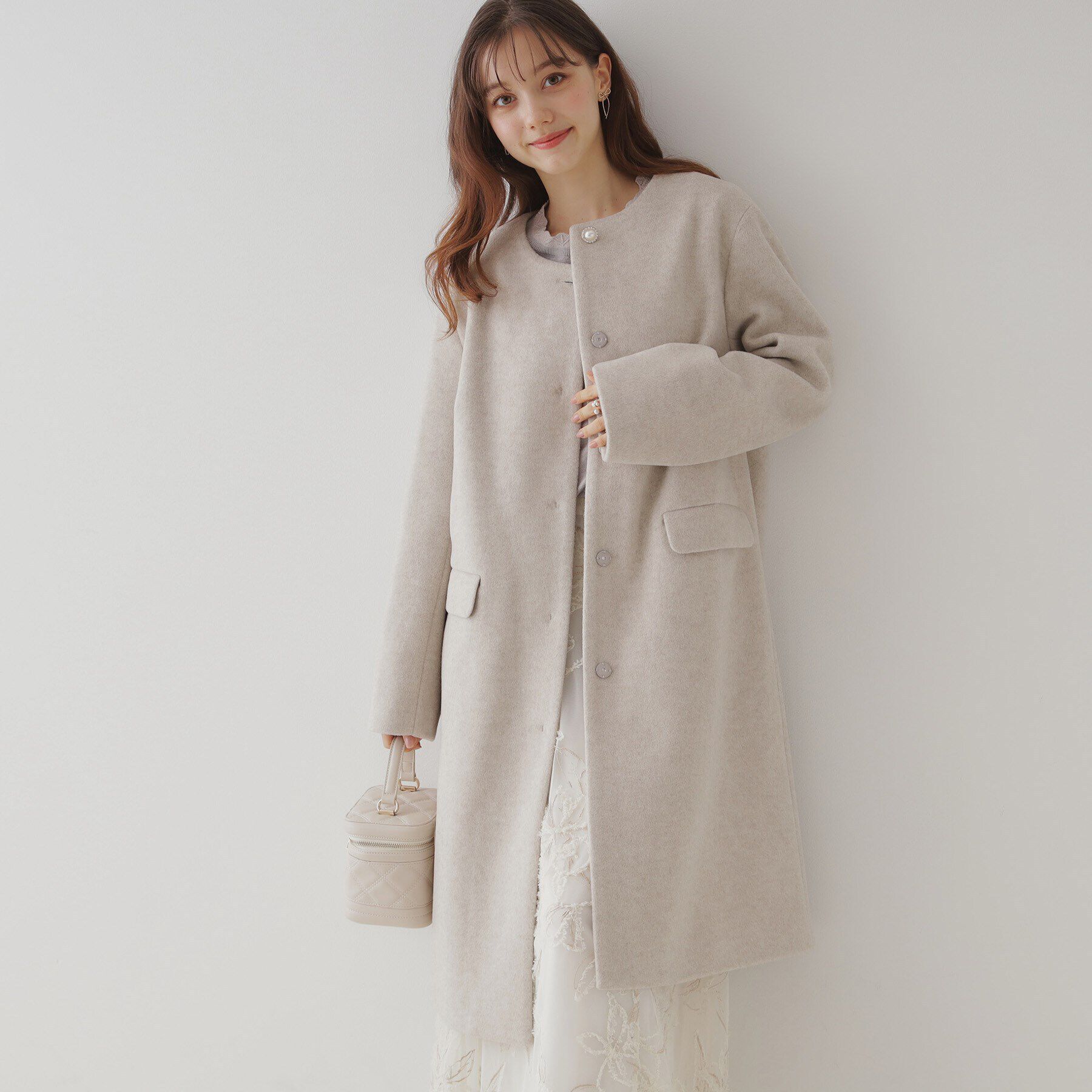 Couture broach「【プチプラ・華やかさを高める】ビジュー釦ロングコート」|ノーカラーコート|ﾗｲﾄﾍﾞｰｼﾞｭ(051)