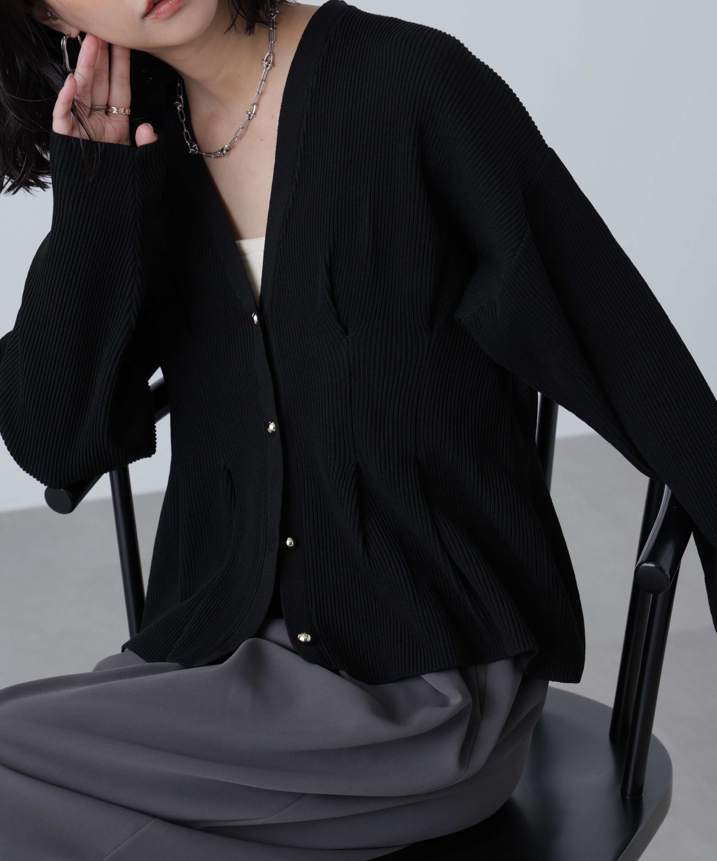  「ウエストタックメタリックボタンカーディガン」|ニット・セーター|クロ