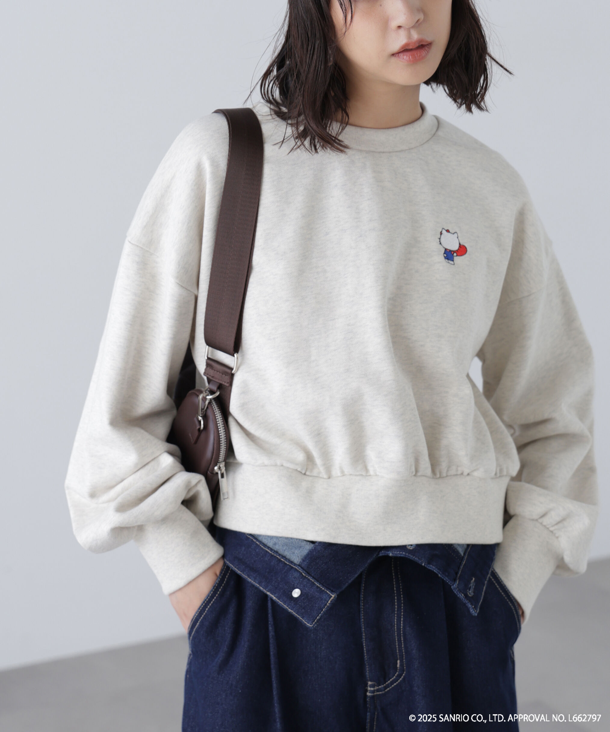  「ｻﾝﾘｵｷｬﾗｸﾀｰｽﾞｺﾗﾎﾞ SHORT SWEAT ｼｮｰﾄｽｳｪｯﾄ 胸KITTY&times; 」|Tシャツ・カットソー|オートミール1