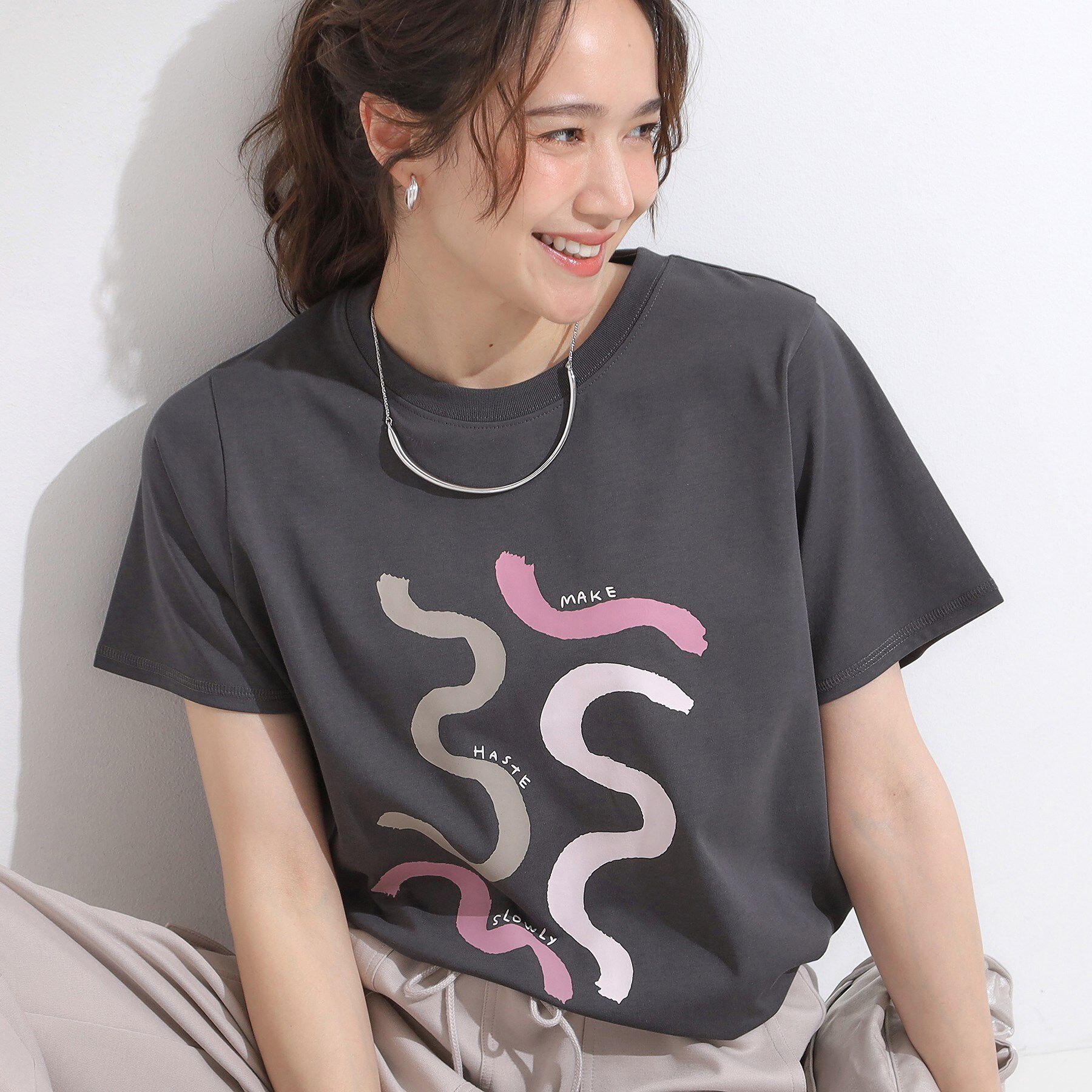 SHOO･LA･RUE「【S-LL/ひんやり/汗ジミ軽減/UVカット】グラフィックアソートTシャツ」|Tシャツ・カットソー|チャコールグレー(3