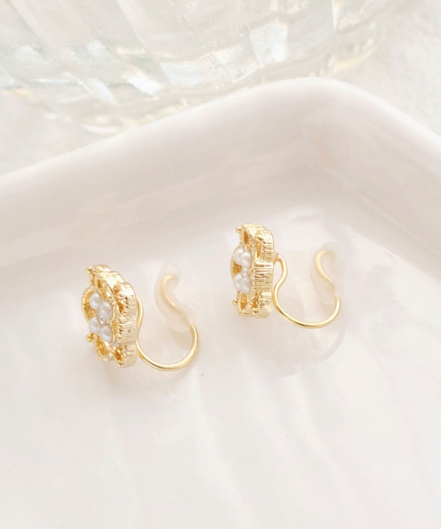 Phoebe「【痛くないシリーズ/金属アレルギー対応】アンティークパターンライトフィットイヤリング　ゴールド」|イヤリング|