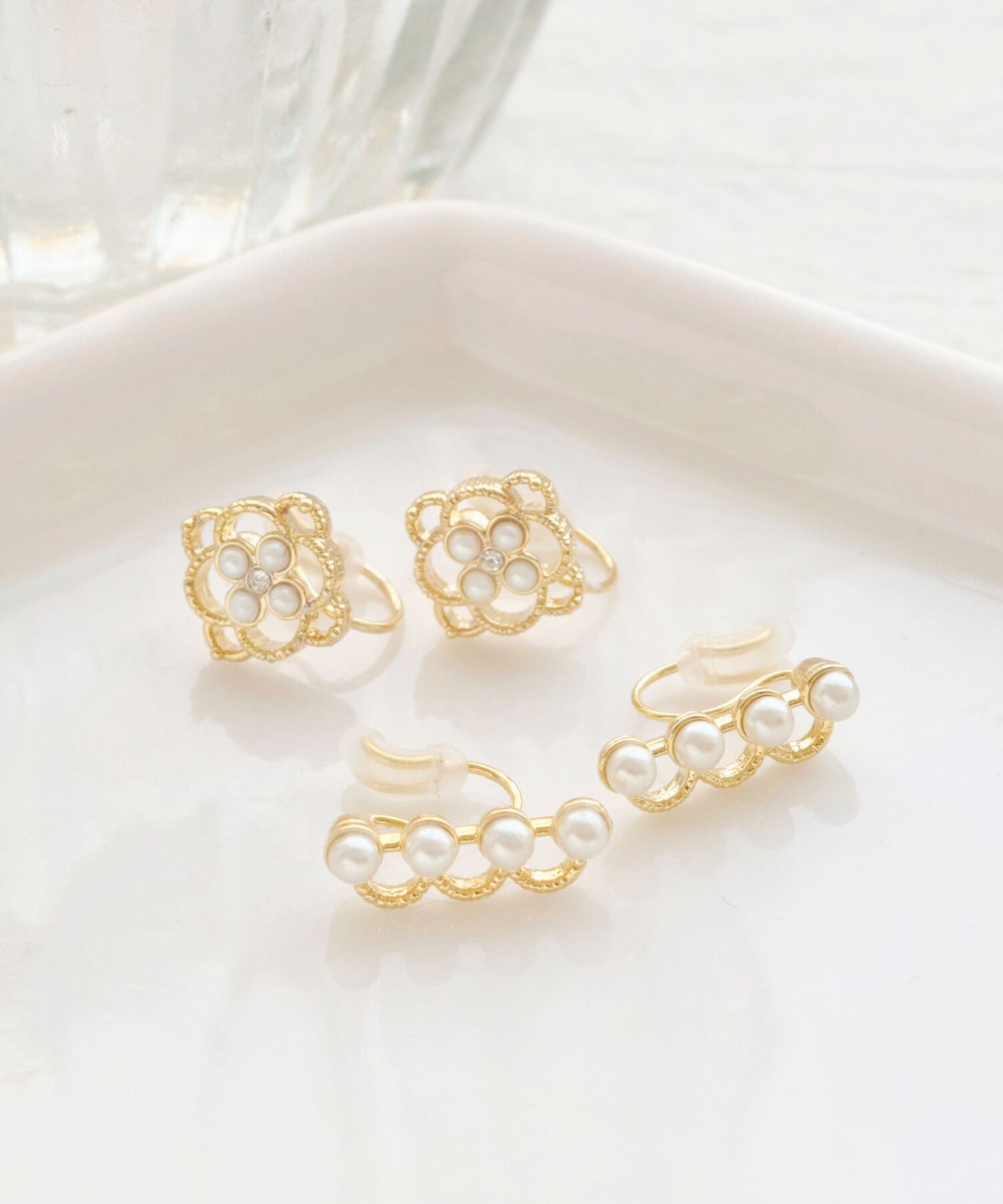 Phoebe「【痛くないシリーズ/金属アレルギー対応】アンティークパターンライトフィットイヤリング　ゴールド」|イヤリング|