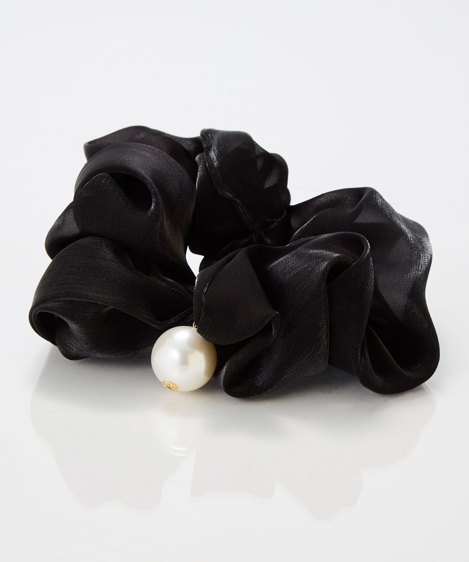  「ボリューミーシアーシュシュ　ブラック/パール/大ぶり」|ブレスレット・バングル|ブラック