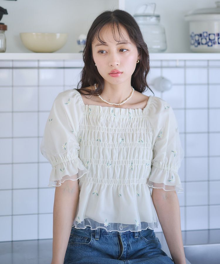 earth music&ecology「フラワー刺繍シャーリングプルオーバー」|シャツ・ブラウス|