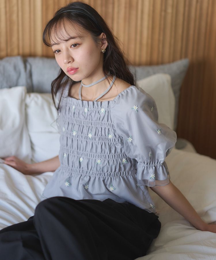 earth music&ecology「フラワー刺繍シャーリングプルオーバー」|シャツ・ブラウス|Light Gray