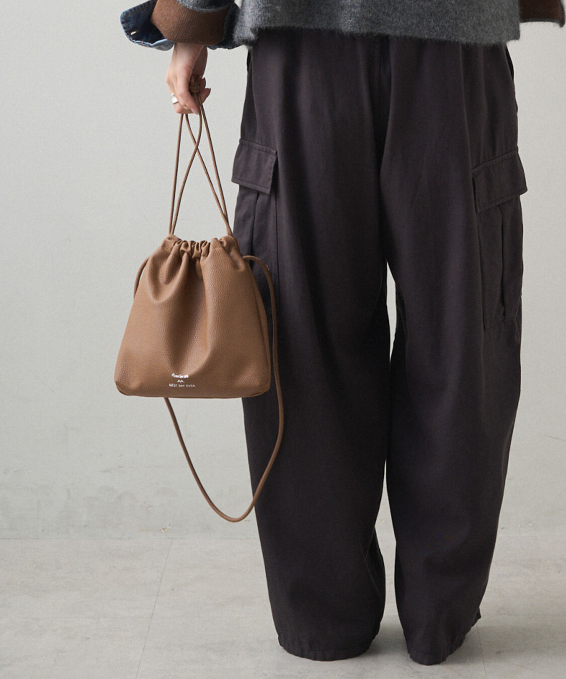  「【リバイバル/新色登場】フェイクレザー巾着バッグ」|ショルダー・メッセンジャー|ブラウン