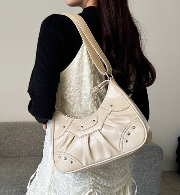  「スタッズ付きシャーリングホーボーバッグ」|ショルダー・メッセンジャー|アイボリー