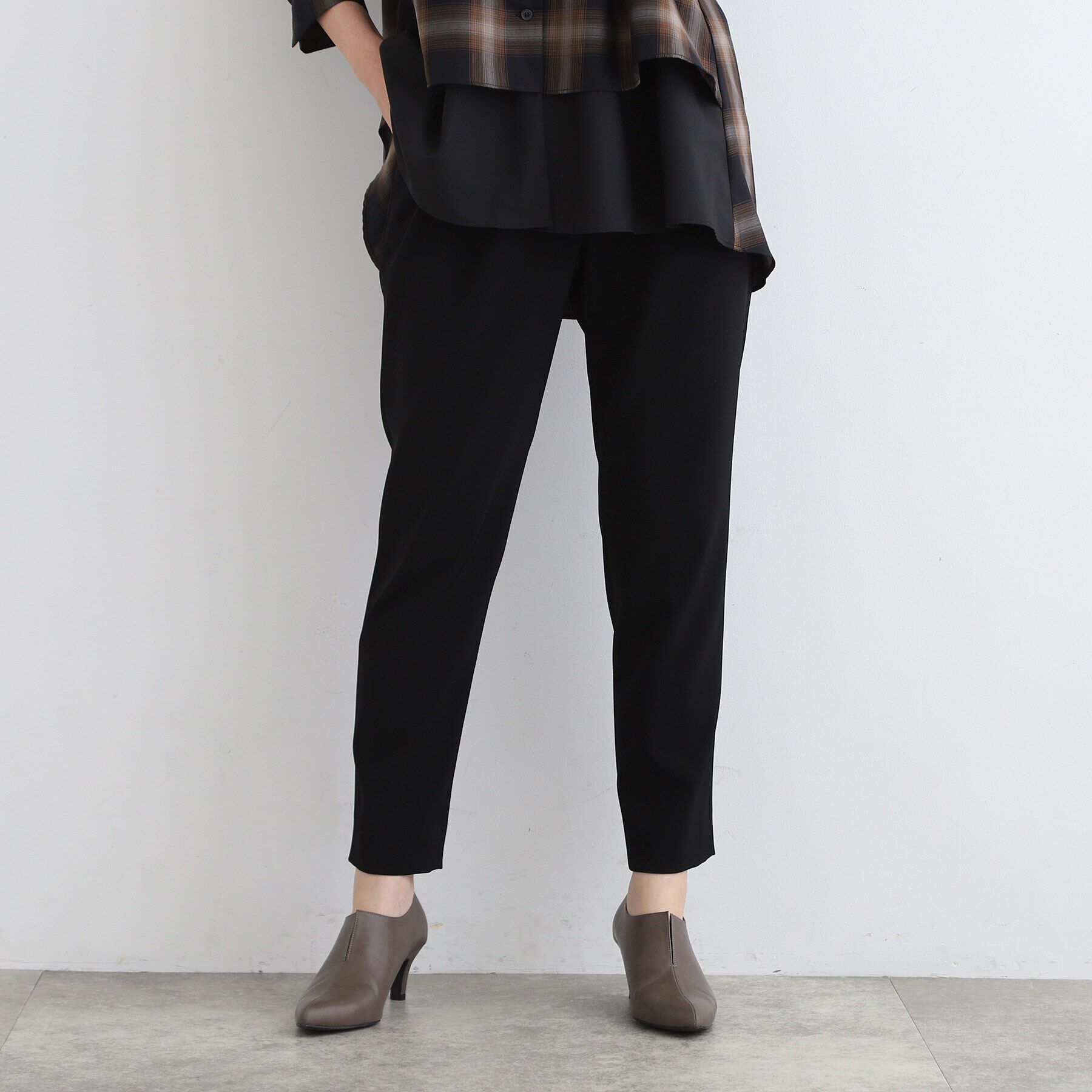 INDIVI「【褒められパンツ／高ストレッチ／ウエストゴム】タックテーパードパンツ」|その他|ブラック(019)