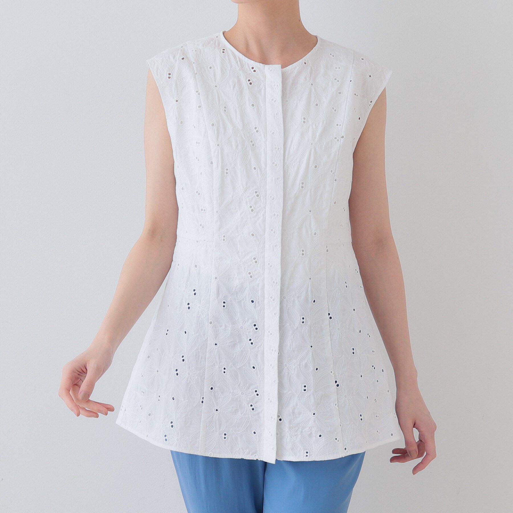 INDIVI「【洗える】フラワーカット刺繍ノースリーブブラウス」|シャツ・ブラウス|