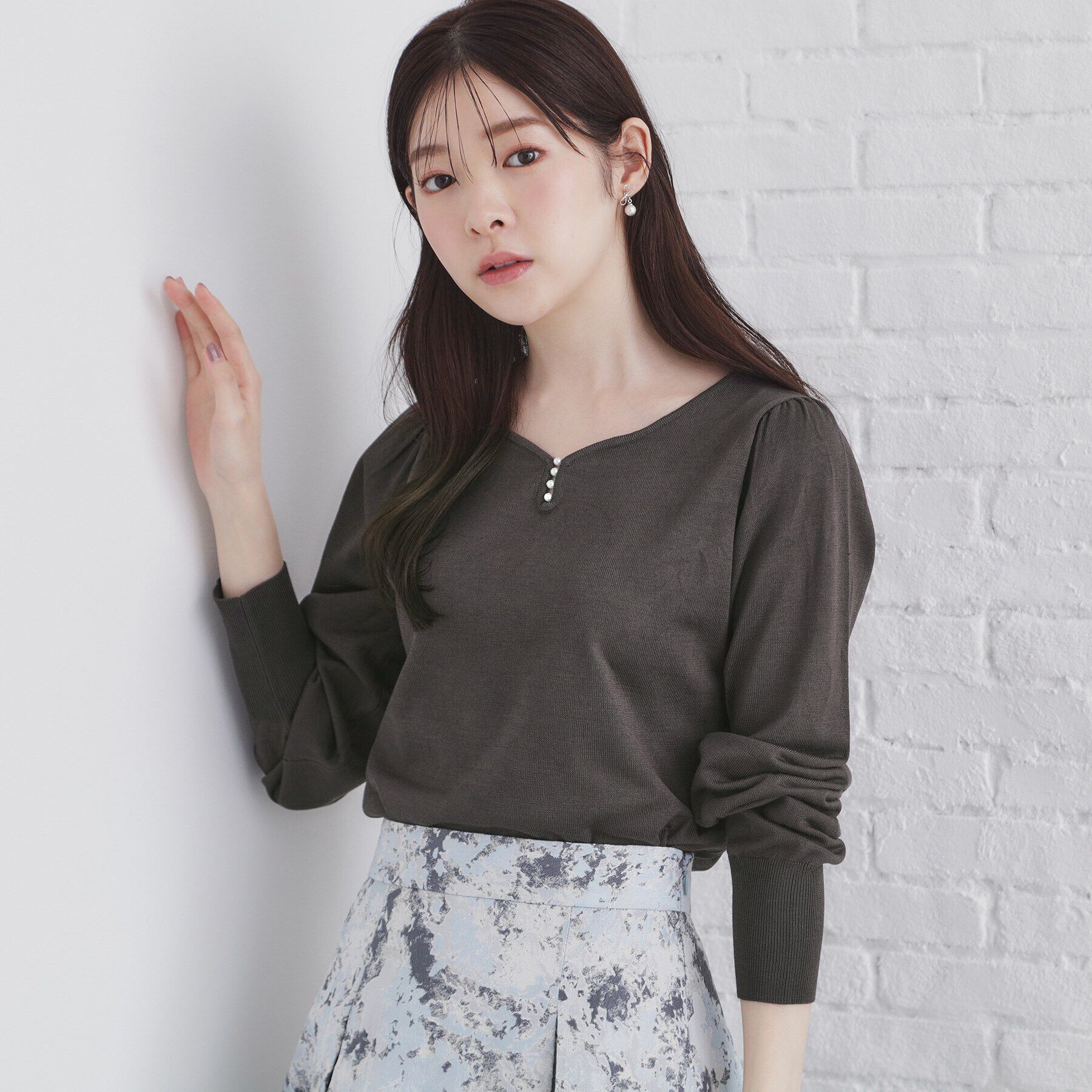 index「《5color/XS-LLsize》パール調デザインハートネックニット【洗濯機洗い可】」|ニット・セーター|チャコールグレー(0